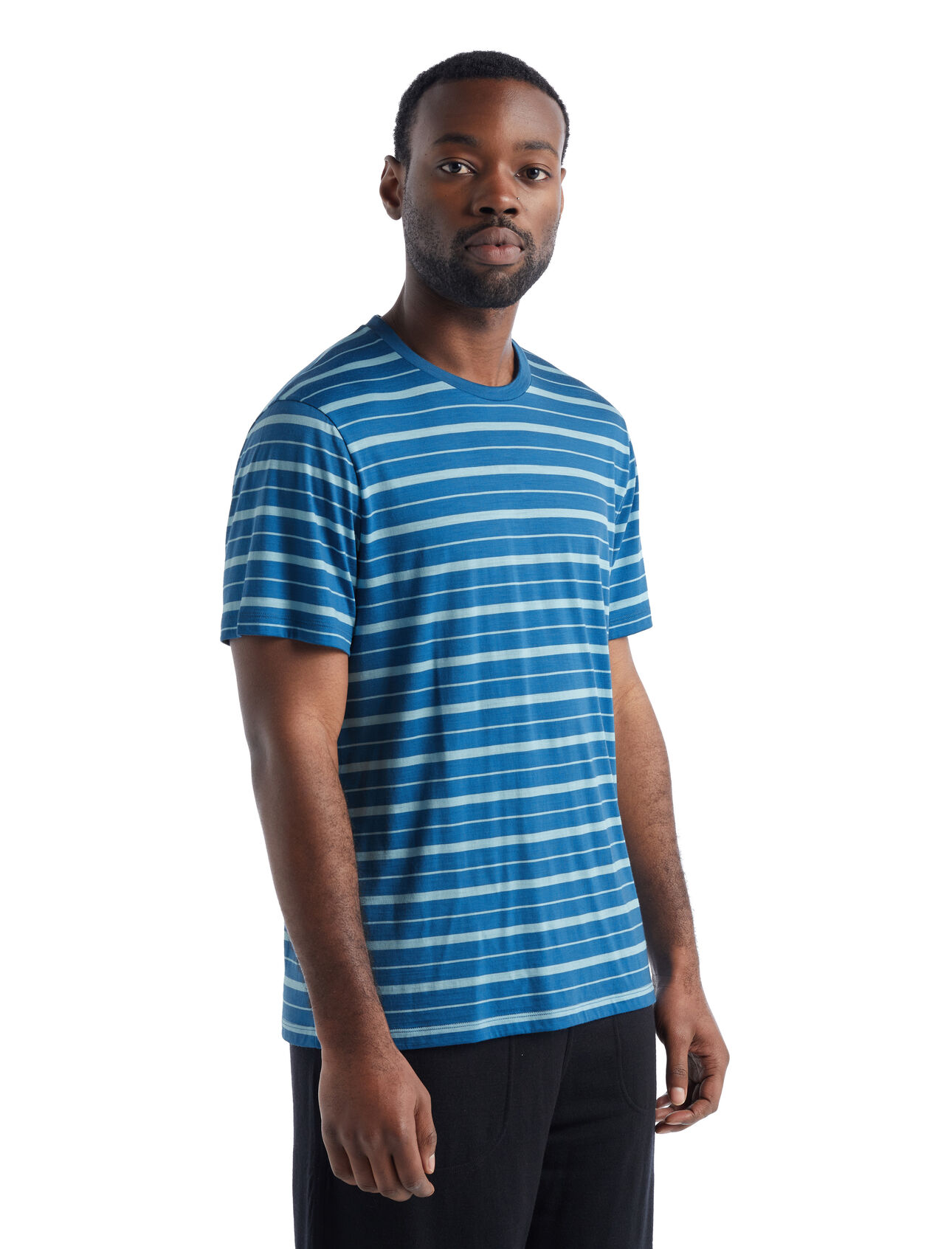 Herr Wave kortärmad t-shirt i merino med ränder Wave kortärmad t-shirt med ränder är en lättviktig tröja i merinoblandning med en klassisk design, som är perfekt för varmt väder. Den är tillverkad i vårt ventilerande och helt naturligaCool-Lite™-jerseytyg.