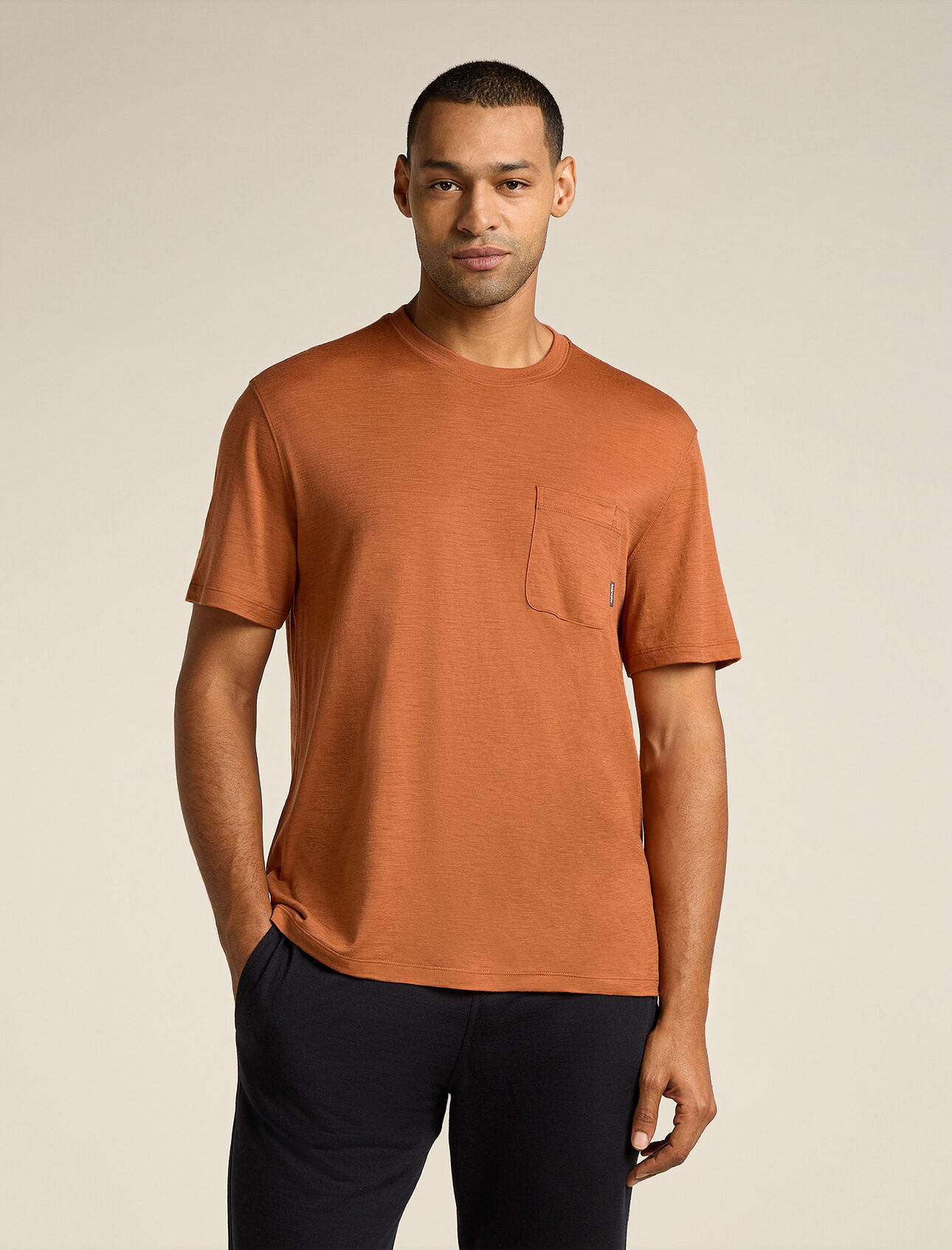T-shirt à poche mérinos 150 Tech Lite Relaxed Homme Haut technique présentant une coupe décontractée et une poche poitrine, le t-shirt manches courtes mérinos 150 Tech Lite III Relaxed Pocket procure une performance active dans un style classique. 