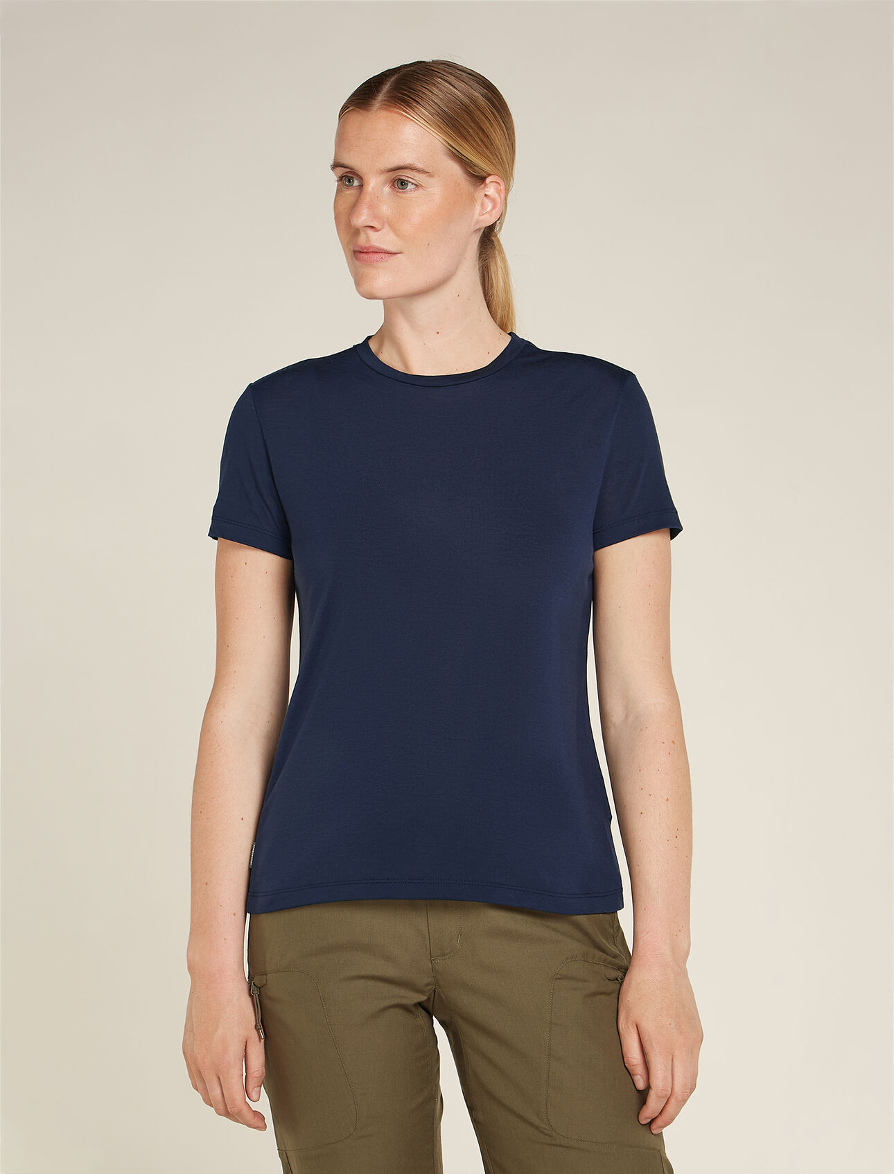 Merino Blend Core T-Shirt Damen Ein schlank geschnittenes T-Shirt mit klassischem Design, hergestellt aus einer nachhaltigen Mischung aus TENCEL™ und natürlicher Merinowolle, das Merino Core T-Shirt bietet optimale Atmungsaktivität, Komfort und Geruchshemmung für alltägliche Abenteuer. 