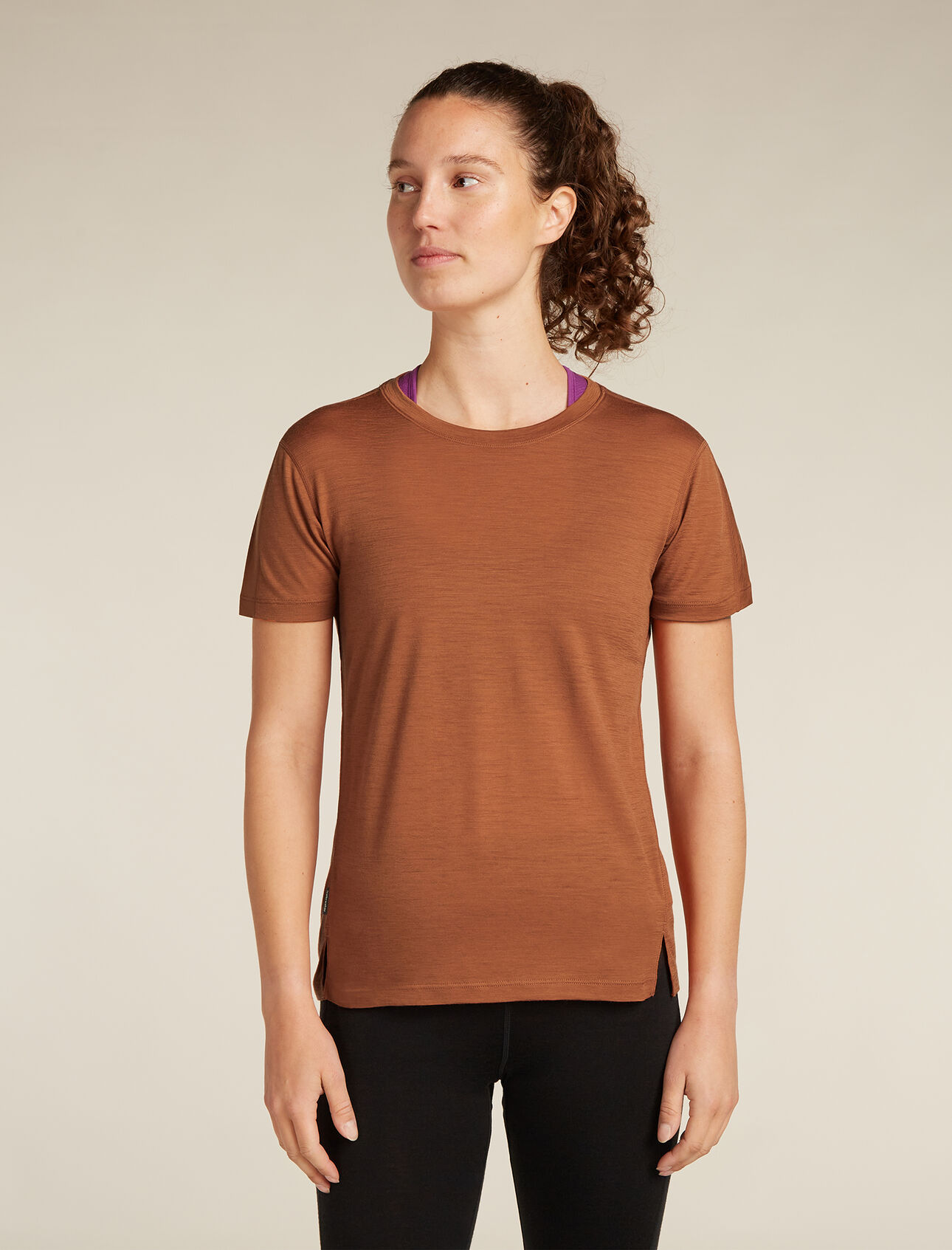 T-shirt Ace 150 MerinoFine™ Femmes Un t-shirt tout aller, performant, léger dans une longueur plus courte et un design plus près du corps. Conçu en ayant le mouvement à l’esprit et pour les mouvements de haute intensité à l’aide de la technologie OTW® Omega Twist Spinning, le t-shirt à manches courtes 150 MerinoFine™ Ace régularise la température corporelle et résiste aux odeurs, grâce à son tissu 100 % laine mérinos ultrafine.