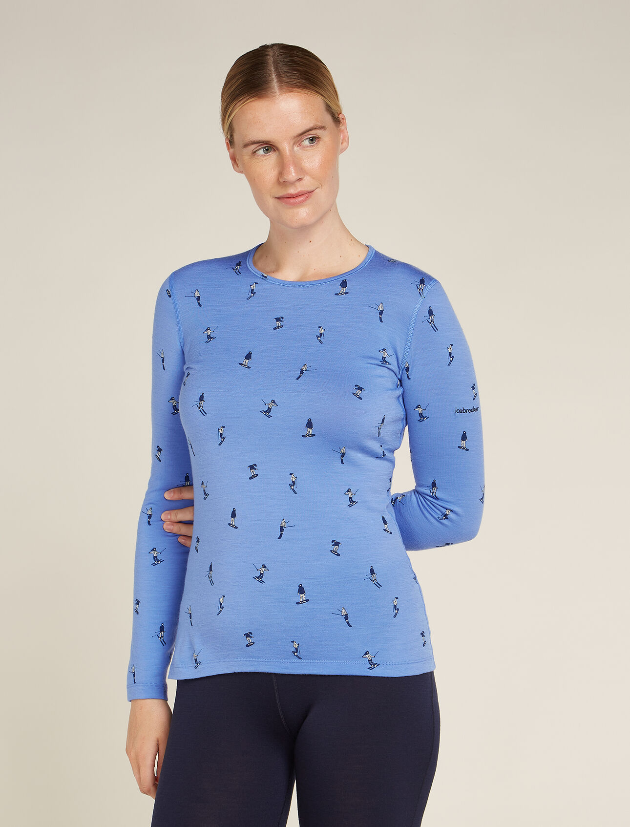 Merino 200 Oasis Long Sleeve Crewe Thermal Top Snow Day Femme Le haut manches longues col rond mérinos 200 Oasis Snow Day est une référence parmi les vêtements icebreaker. Composé de notre jersey en laine mérinos ultra-polyvalent, il est idéal pour la superposition lors de vos activités tout au long de l’année. L’imprimé est composé de snowboardeurs et de skieurs allant à fond sur les pistes.
