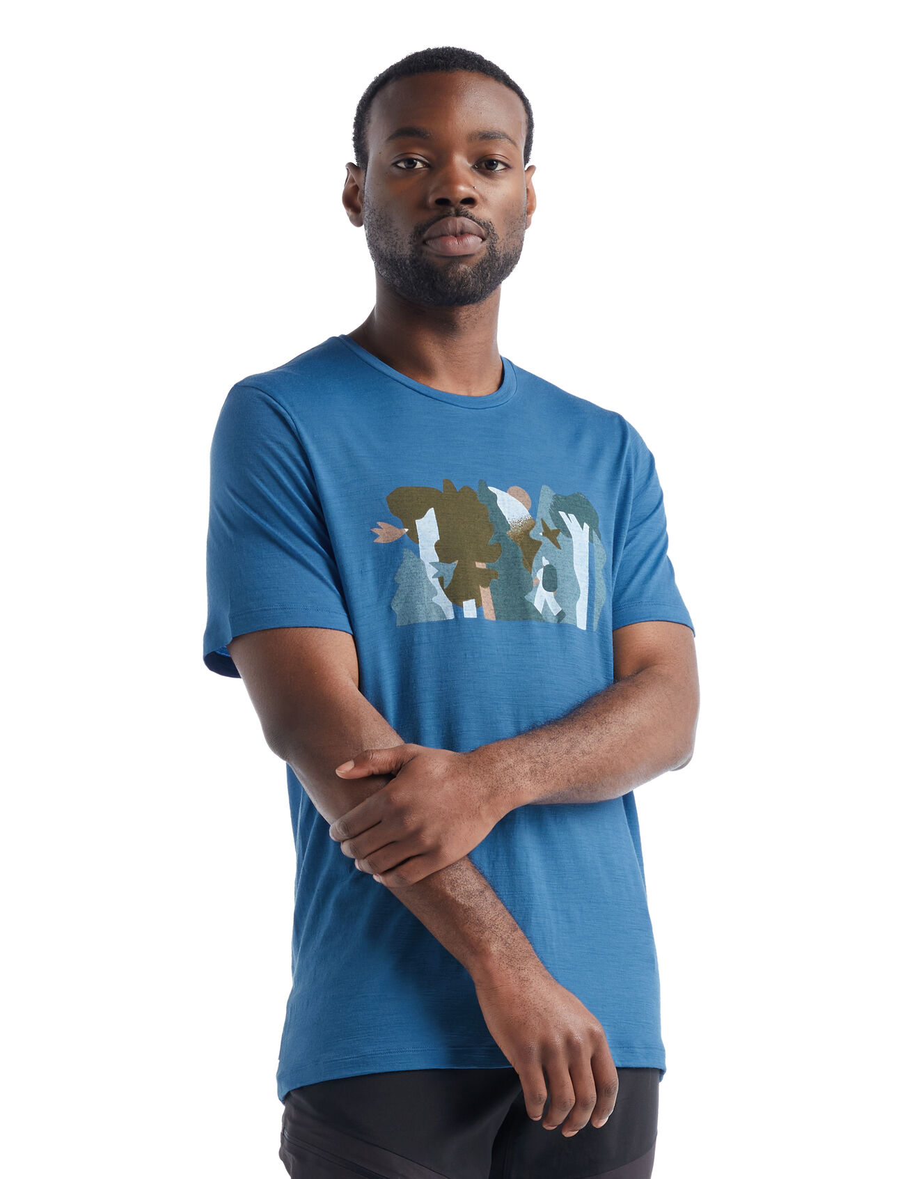 T-shirt manches courtes mérinos Tech Lite II Forest Wall Homme Haut technique polyvalent procurant confort, respirabilité et résistance aux odeurs pour toutes vos aventures, le t-shirt manches courtes Tech Lite II Forest Wall est composé de laine 100 % mérinos pour une performance naturelle. Son illustration originale, conçue par Antra Švarcs, rappelle la quiétude d’une promenade en forêt. 