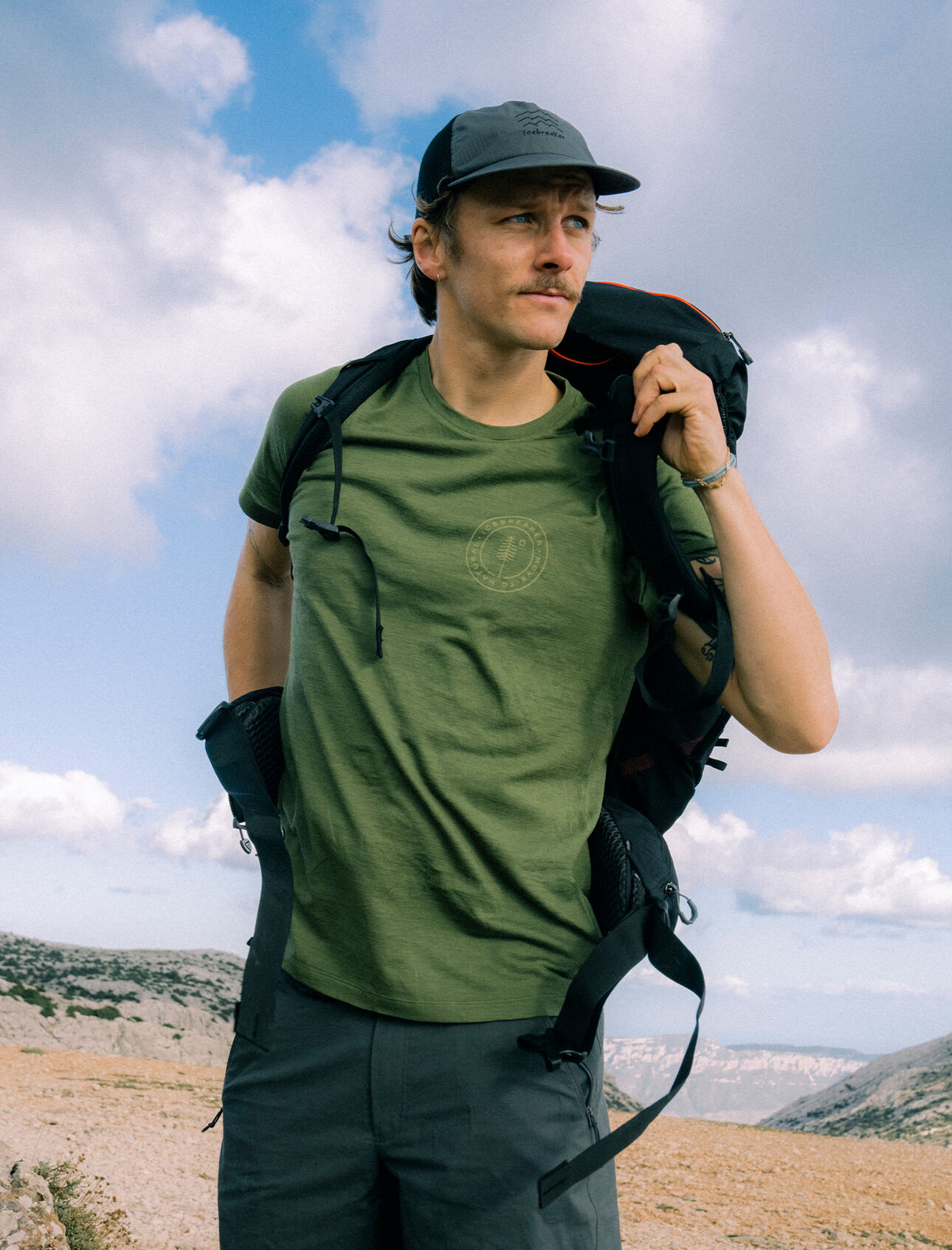 T-shirt manches courtes mérinos 150 Tech Lite Hike Naturally Homme Haut technique ultra-polyvalent vous apportant confort, respirabilité et résistance aux odeurs dans vos aventures tout au long de l’année, le t-shirt manches courtes mérinos 150 Tech Lite Hike Naturally est composé de tissu 100 % mérinos pour une performance naturelle. L’illustration originale de Kinsey Hotchkiss s’inspire des motifs traditionnels des patchs de randonnée. 