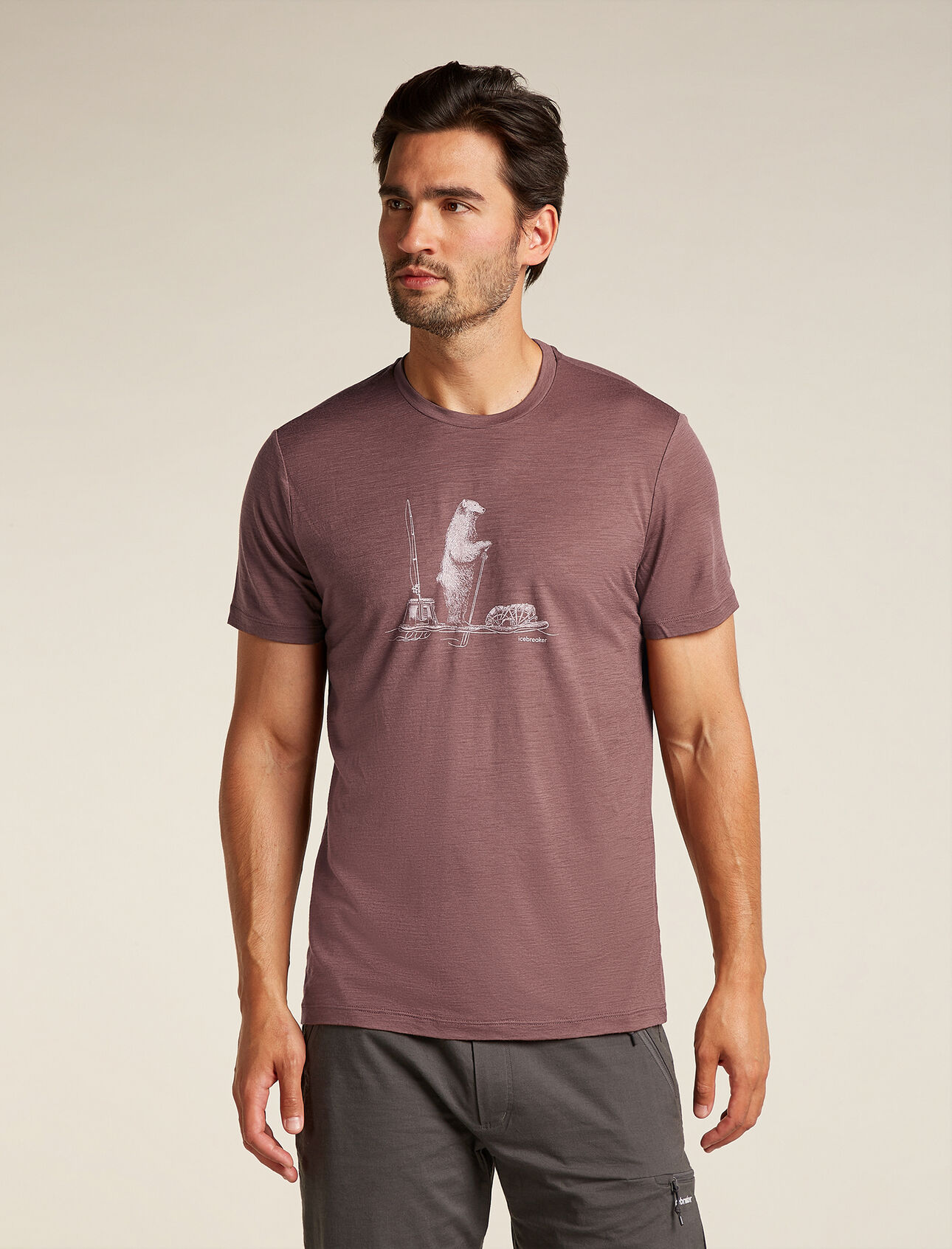 Herr 150 Tech Lite kortärmad t-shirt i merino Polar Paddle Vår mångsidiga 150 Tech Lite kortärmad t-shirt i merino Polar Paddle är en teknisk tröja som erbjuder komfort, ventilering och odörhämmande egenskaper för äventyr i alla väder. Den är tillverkad av 100 % merino med helt naturlig prestanda. Originalverket föreställer en isbjörn på paddleboard på jakt efter den perfekta campingplatsen. 