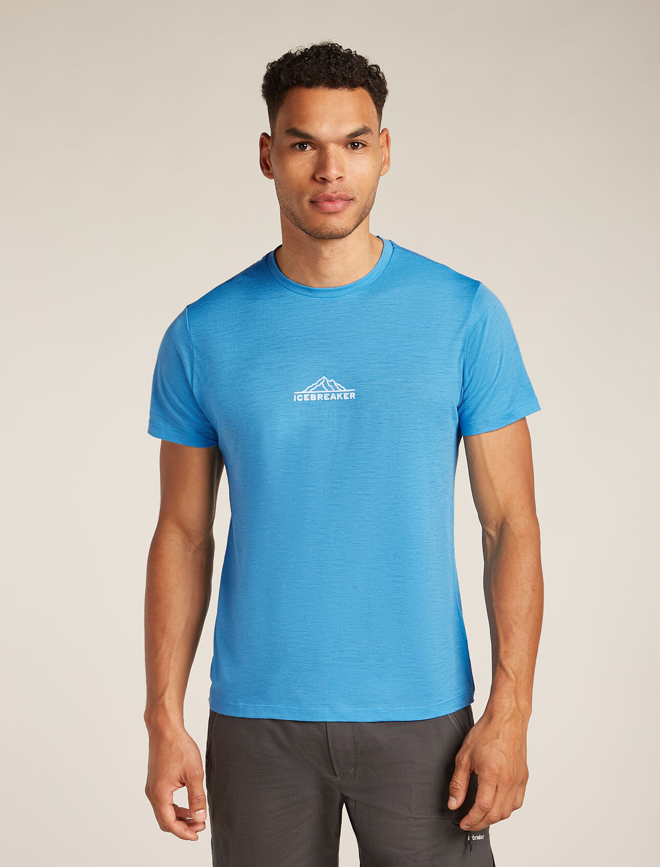 T-shirt manches courtes mérinos 150 Tech Lite Road To Cook Homme Haut technique ultra-polyvalent vous apportant confort, respirabilité et résistance aux odeurs dans vos aventures tout au long de l’année, le t-shirt manches courtes mérinos 150 Tech Lite Road To Cook est composé de tissu 100 % mérinos pour une performance naturelle. L’illustration originale se distingue par un motif rétro représentant la route menant au Mont Cook, en Nouvelle-Zélande. 