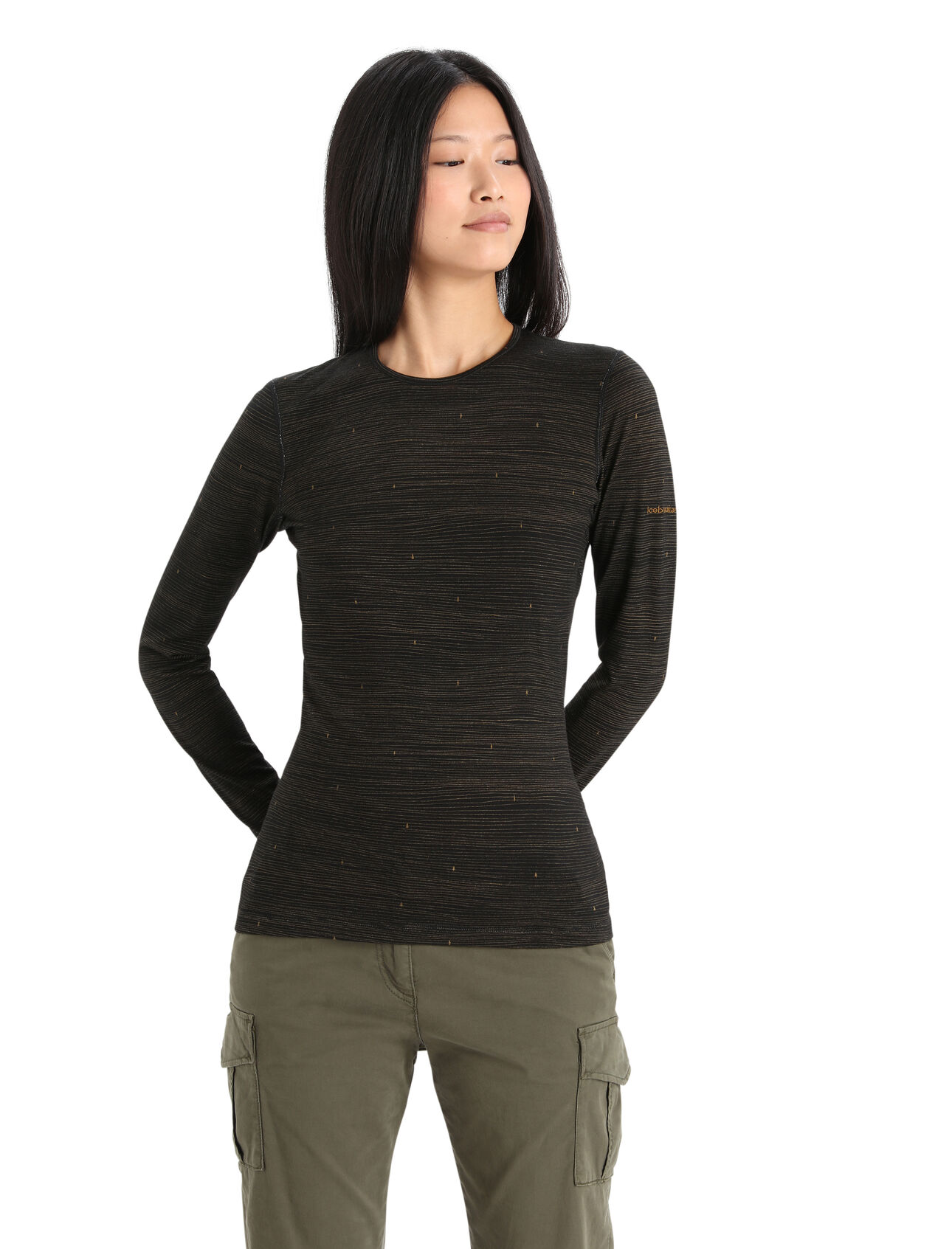 Merino 200 Oasis Langarmshirt Ski Tracks Damen Der Maßstab, an dem alle anderen gemessen werden, das 200 Oasis Langarmshirt Ski Stripes besteht aus unserem äußerst vielseitigen Merinojersey und dient das ganze Jahr über bei sämtlichen Aktivitäten als funktioneller Layer. Der grafische Allover-Print stellt eine künstlerische Interpretation von Skispuren dar. 