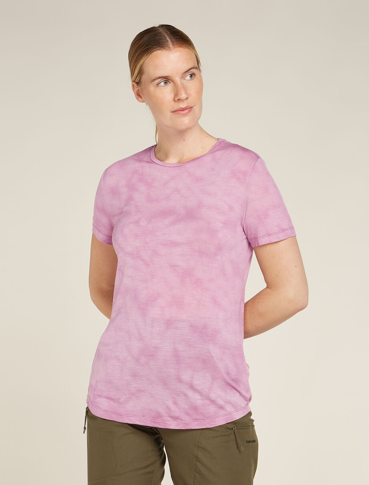 Dámské Tričko s krátkým rukávem z merino směsi 125 Cool-Lite™ Sphere Cloud Dye Hebké, pohodlné a univerzální tričko s krátkým rukávem 125 Cool-Lite™ Sphere Cloud Dye z merino směsi je vyrobeno z našeho lehkého žerzeje Cool-Lite™, takže je ideální na nejrůznější typy aktivit. Celoplošný vzor čerpá inspiraci ze zemitých přírodních tónů.