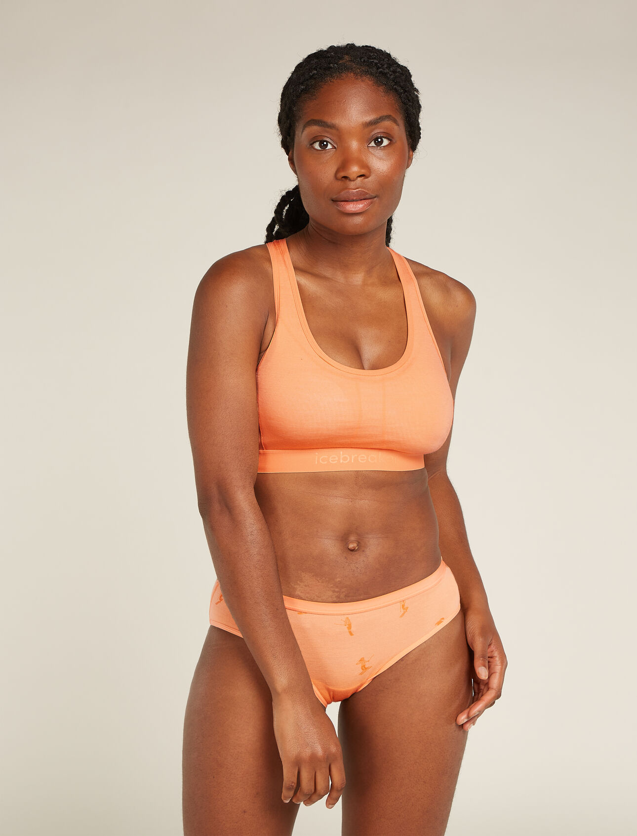 Merino Blend 125 ZoneKnit™ Racerback Bra Femme Sous-vêtement technique offrant douceur et maintien, la brassière dos nageur mélange mérinos 125 Zoneknit™ est composée de notre tissu Cool-Lite™ et comporte des panneaux de maille filet stratégiquement placés pour une ventilation et une régulation de votre température corporelle optimales lorsque vous êtes en mouvement. 