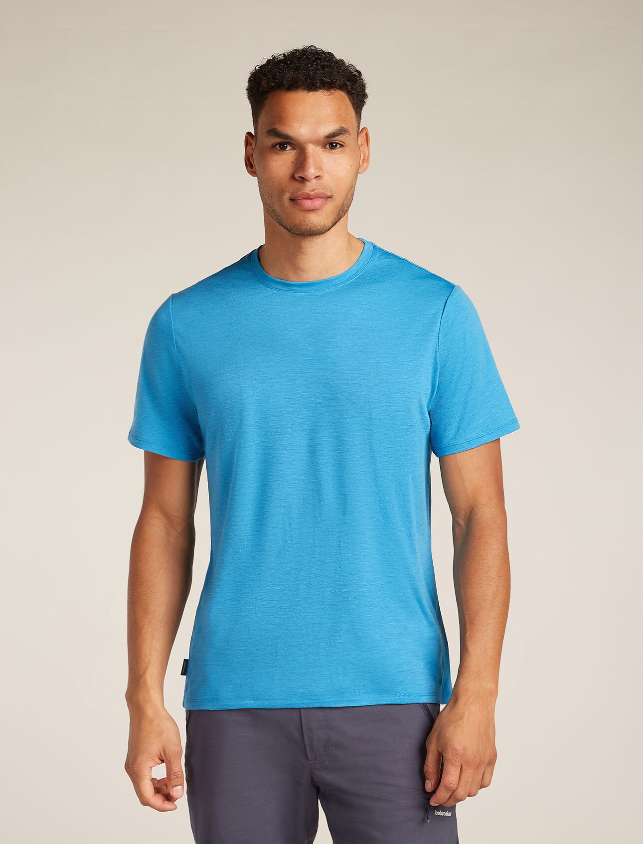Pánské Tričko s krátkým rukávem Merino Linen Lehké tričko s krátkým rukávem Merino Linen je vyrobeno z jemné směsi merino vlny a lnu, a stane se tak základním kouskem, který se postará o vaše každodenní pohodlí a styl. 