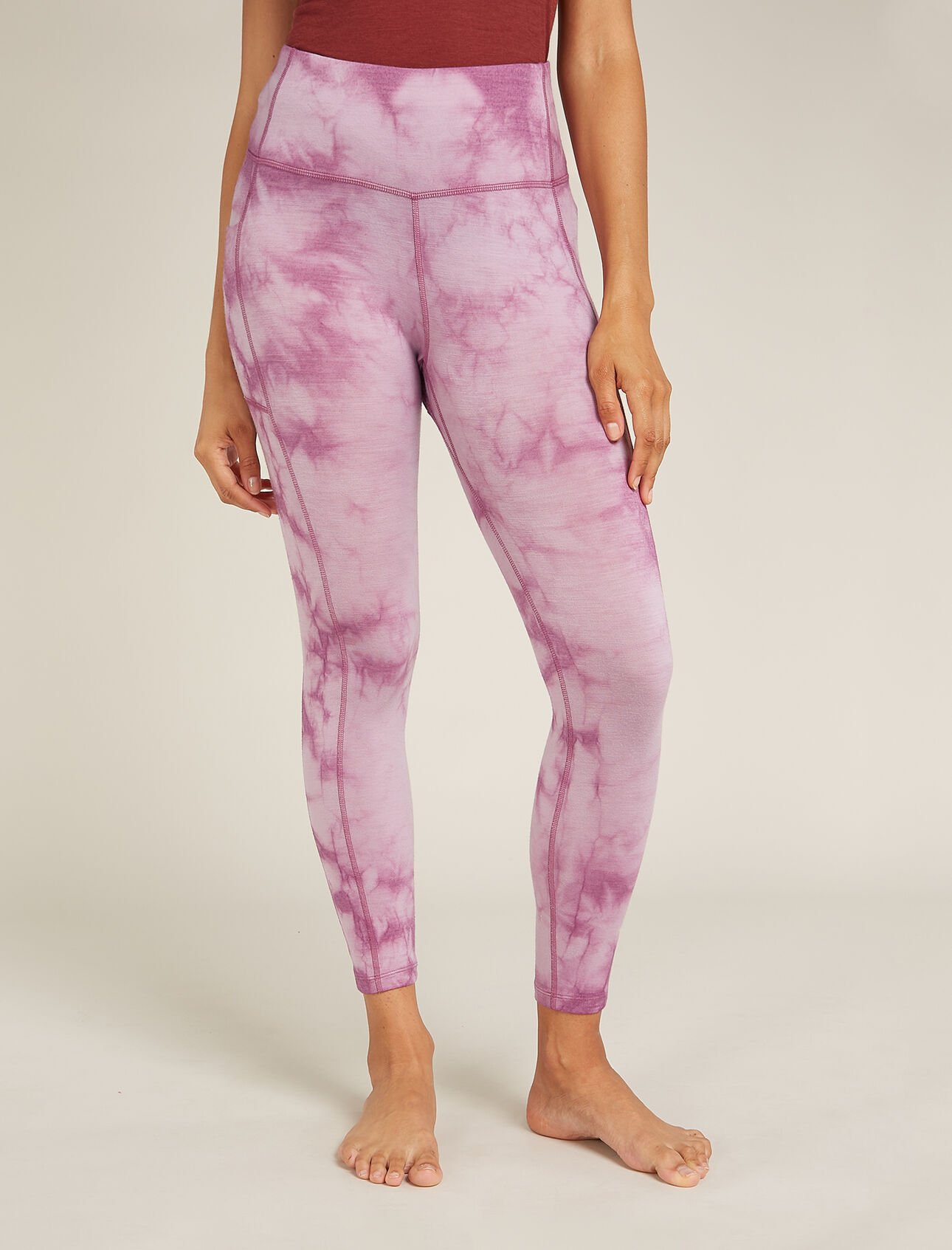 Leggings a vita alta in lana merino 260 Fastray 25 Cloud Dye Donna Aderenti e funzionali per prestazioni attive ovunque tu sia, i Leggings di 25" a vita alta in lana merino 260 Fastray Cloud Dye presentano un tessuto elastico misto di lana merino con una vita alta rivisitata per una maggiore copertura e un comfort potenziato. La fantasia si ispira ai motivi cromatici di luci e ombre naturali. 
