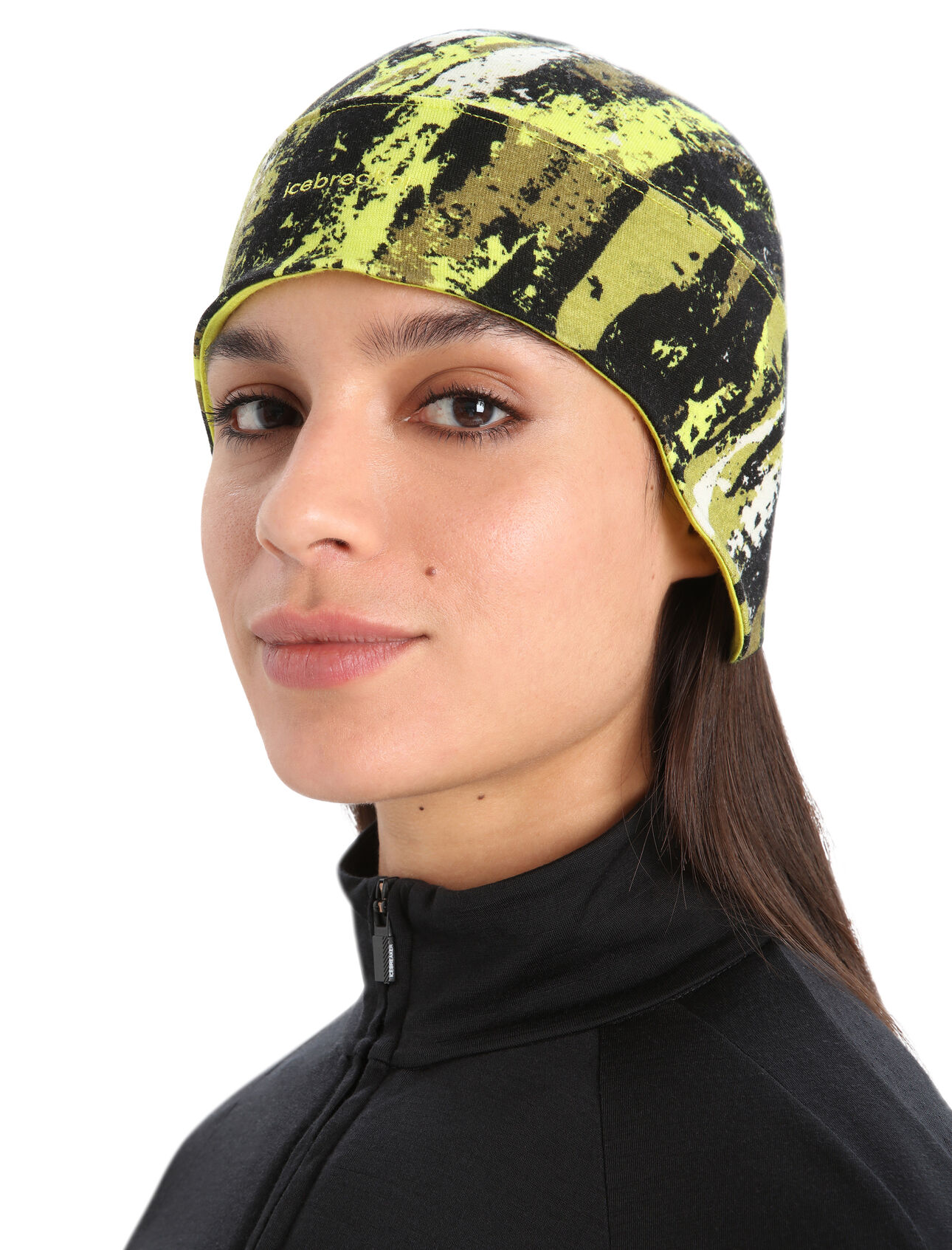 Bonnet mérinos Quantum Sedimentary Unisexe Idéal lorsque le froid s’impose sur les pistes ou en ville, le bonnet Quantum Sedimentary comporte une doublure intégrale en tissu éponge mérinos et des rabats au niveau des oreilles pour plus de chaleur et de protection. L’illustration unique s’inspire des reliefs et des textures géologiques que l’on peut trouver dans les massifs montagneux. 