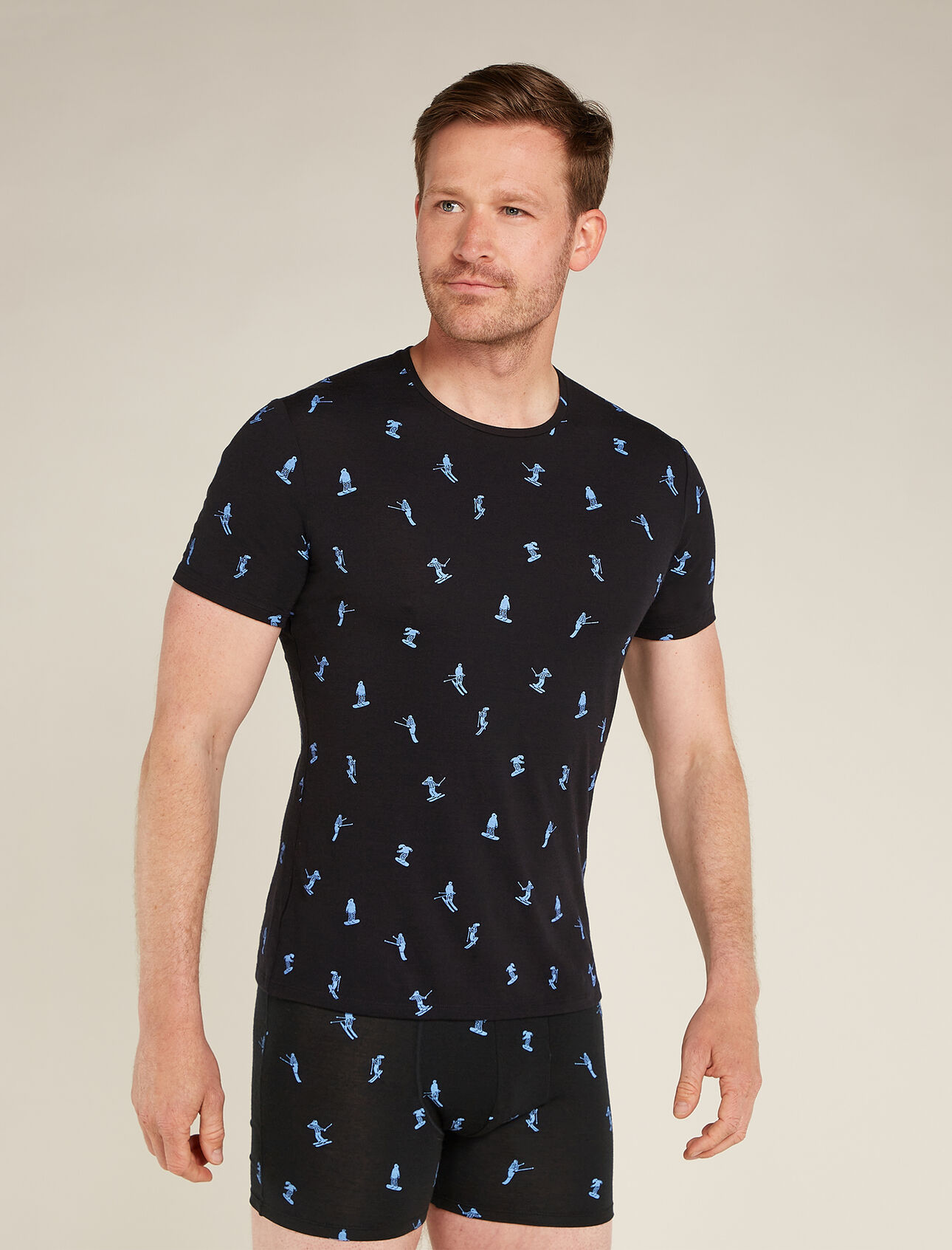 Maglia girocollo a maniche corte in lana merino 150 Anatomica Ski Day Uomo Una maglia con maniche corte in misto di lana merino, dal taglio aderente e realizzata con il nostro tessuto corespun morbido e robusto, la Maglia girocollo a maniche corte in lana merino 150 Anatomica Ski Day è leggera, traspirabile e comoda per un gran numero di attività sportive. L’originale fantasia raffigura sciatori e snowboarder che planano rilassati sulle piste. 