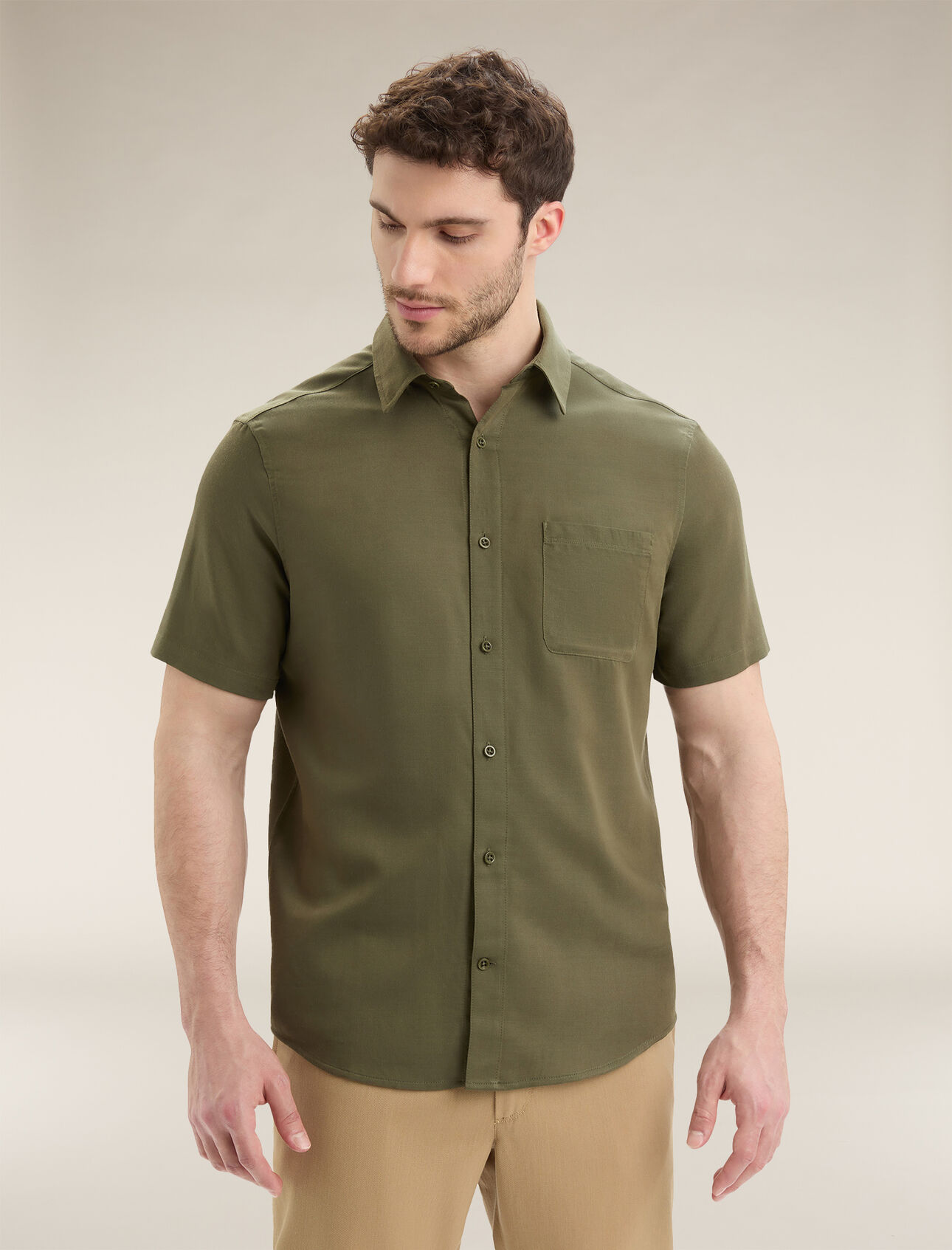 Merino Steveston Kurzarmhemd Herren Ein klassisches gewebtes Hemd aus unserem leichtgewichtigen und atmungsaktiven Cool-Lite™ Merinogewebe, das Steveston Kurzarmhemd verbindet vielseitigen Style mit natürlichem Komfort. 