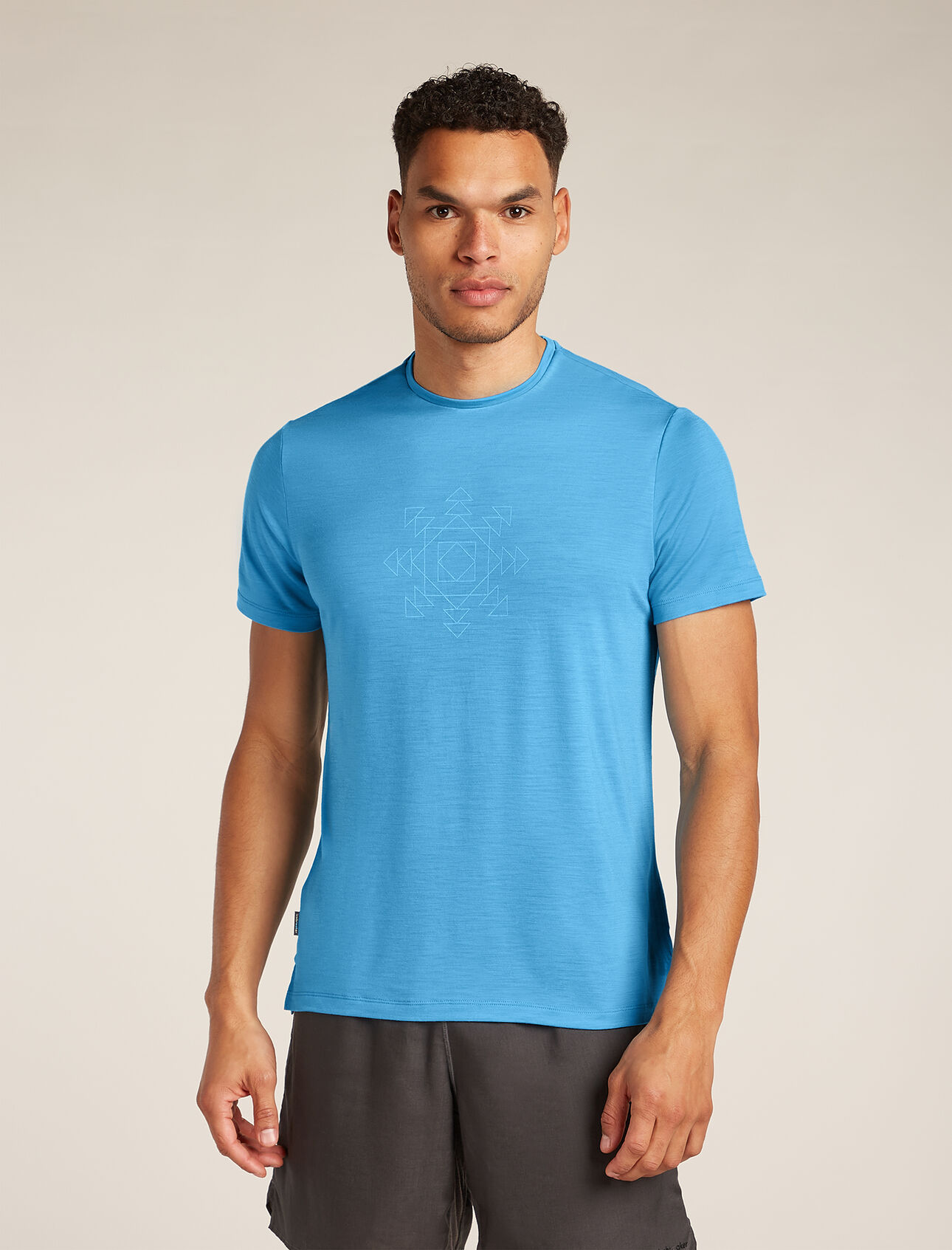 Mens Merino Blend 125 Cool-Lite™ Sphere Short Sleeve T-Shirt Fusion Soft, comfortable and versatile for a wide variety of active pursuits, the Merino Blend 125 Cool-Lite™ Sphere Long Sleeve Tee Fusion features our lightweight Cool-Lite™ merino jersey. The original artwork explores the circularity of energy experienced while running the trail. 