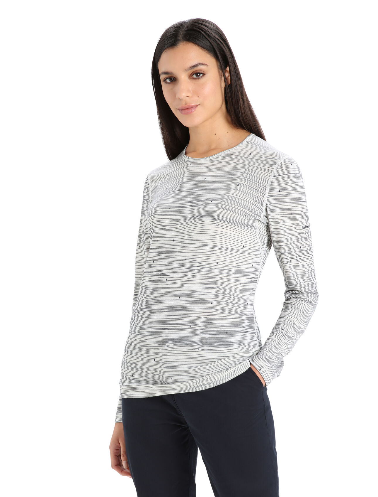 Maglia in lana merino a girocollo e maniche lunghe 200 Oasis Ski Tracks Donna Pietra di paragone per tutte le altre, la Maglia girocollo a maniche lunghe 200 Oasis Ski Stripes è realizzata in jersey di lana merino, il nostro tessuto più versatile, da indossare con altri strati tutto l’anno e per qualsiasi attività. La stampa che la ricopre interamente si rifà ad una impressione artistica delle piste di sci. 