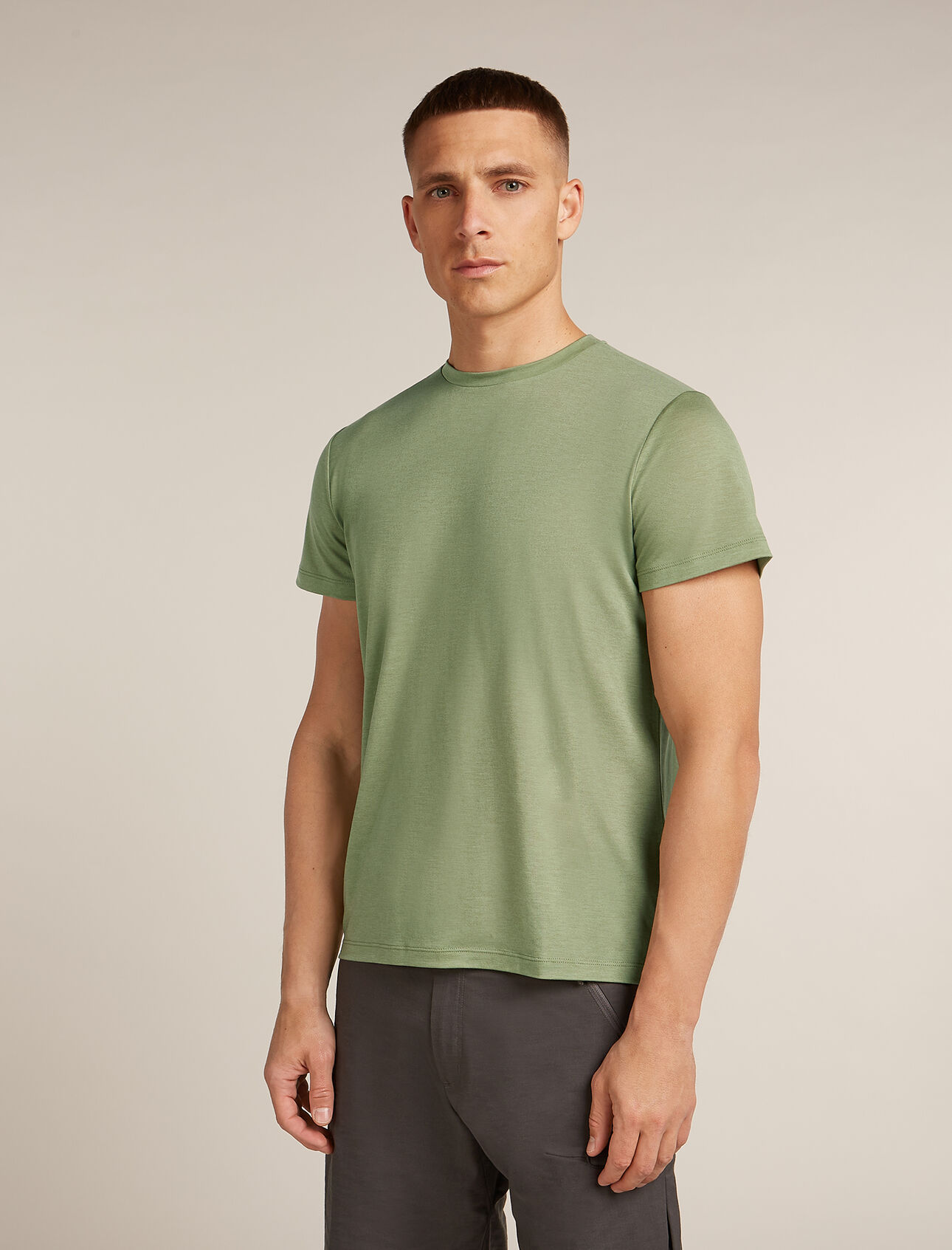 Merino Blend Core T-Shirt Herren Ein schlank geschnittenes T-Shirt mit klassischem Design, hergestellt aus einer nachhaltigen Mischung aus TENCEL™ und natürlicher Merinowolle, das Merino Core T-Shirt bietet optimale Atmungsaktivität, Komfort und Geruchshemmung für alltägliche Abenteuer. 
