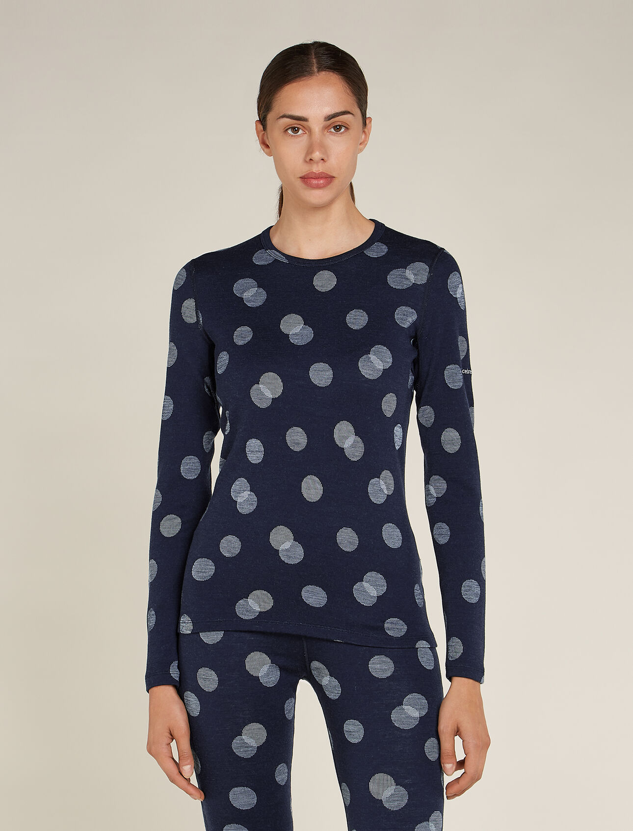 para mujer Top térmico de manga larga Merino 260 Vertex Crewe Falling Flakes La camiseta de manga larga Merino 260 Vertex Crewe Falling Flakes es una capa base de lana merina increíblemente cálida con un estampado jacquard único y constituye una prenda versátil para combinar con otras durante el invierno: ideal para esquiar, caminar con raquetas y otras actividades en días fríos. El motivo de puntos nos recuerda a la nieve que tanto esperamos. 