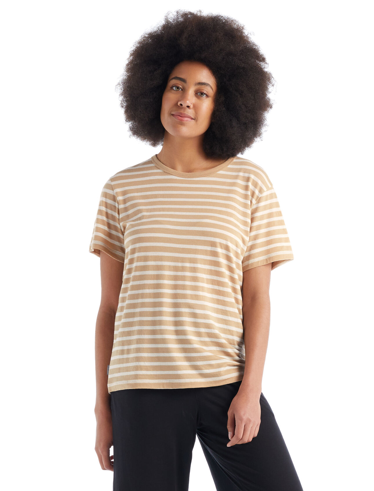 Dam Granary kortärmad t-shirt i merino med ränder Granary kortärmad t-shirt med ränder är en klassisk tröja med en avslappnad passform och mjuk, ventilerande 100% merinoull. Det är ett självklart plagg för vardaglig komfort och stil. 