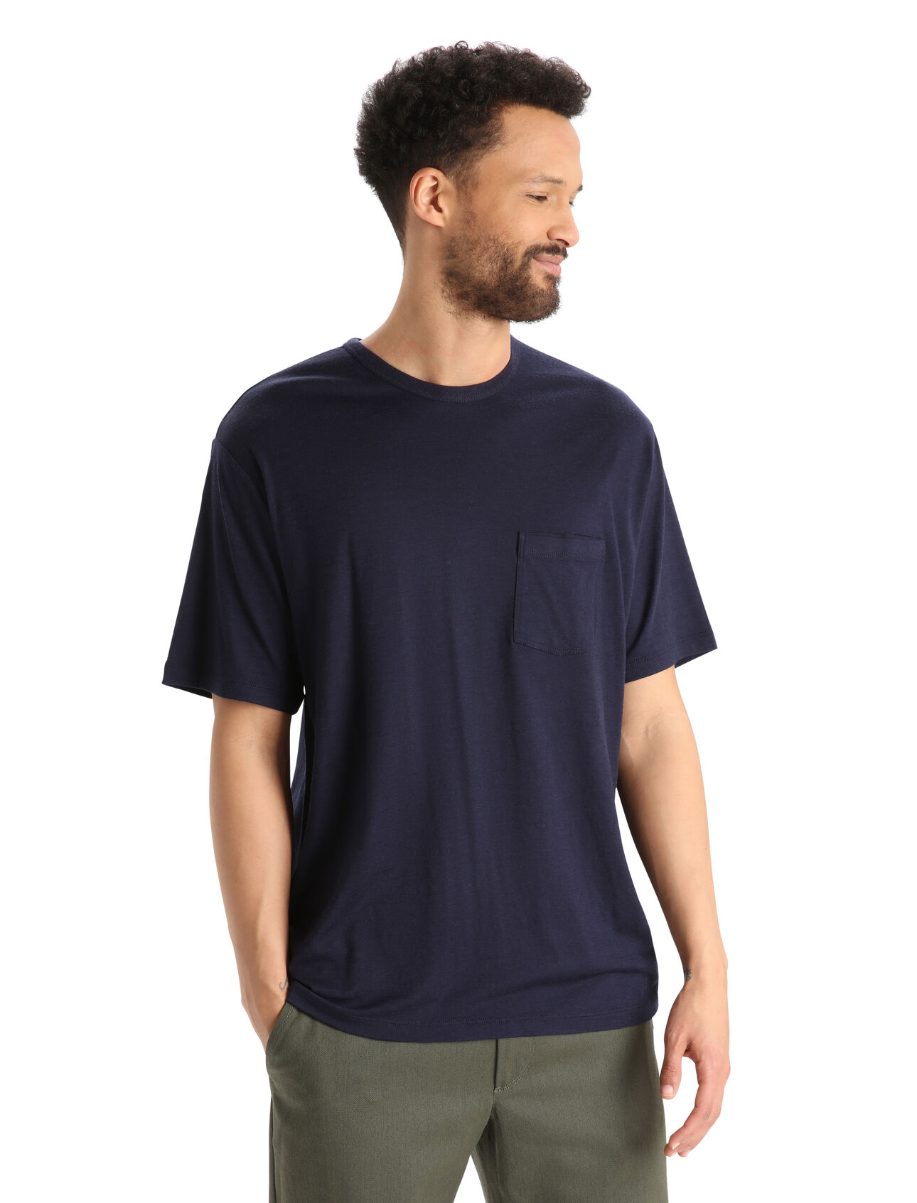 Merino Granary T-Shirt mit Brusttasche Herren Ein klassisches Pocket T-Shirt mit legerer Passform, das Komfort mit Stil verbindet, das Granary T-Shirt mit Brusttasche ist dank 100% Merinowolle weich und atmungsaktiv. 