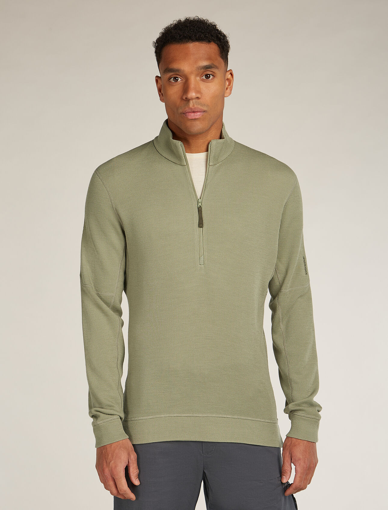 Pánské Merino 260 Waffle Knit Wander s dlouhým rukávem a polovičním zipem Tenhle všestranný top využijete hlavně před outdoorovým dobrodružstvím a po něm. Merino 260 Waffle Knit Wander s dlouhým rukávem a polovičním zipem jsme opatřili heboučkou a pohodlnou směsí vláken z merino vlny a materiálu TENCEL™ Lyocell. 