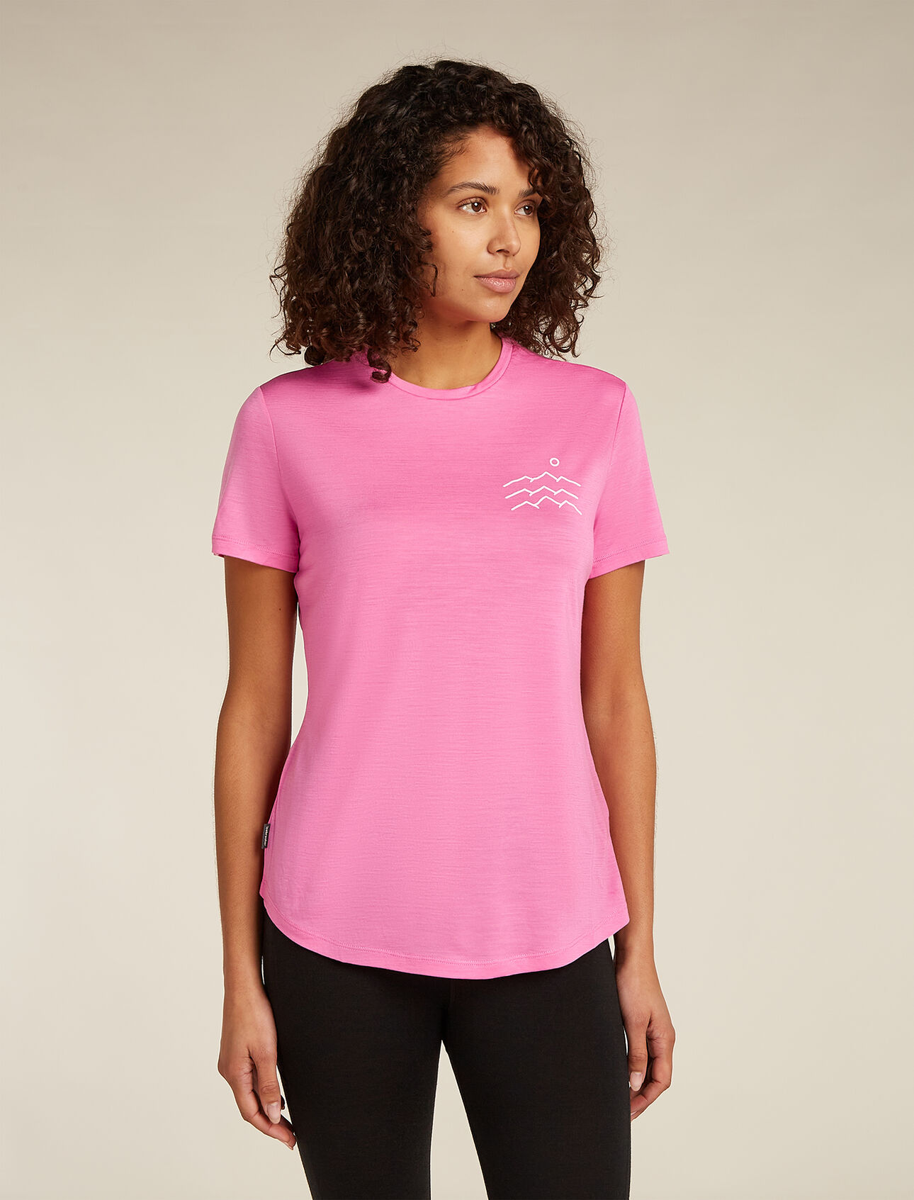 Merinomix 125 Cool-Lite™ Sphere Kurzarm T-Shirt Across the Peaks Damen Soft, comfortable and versatile for a wide variety of active pursuits, the Merino Blend 125 Cool-Lite™ Sphere Short Sleeve Tee Across the Peaks features our lightweight Cool-Lite™ merino jersey. The original artwork by Kinsey Hotchkiss draws inspiration from the Three Peaks Trail in Boulder, Colorado. 