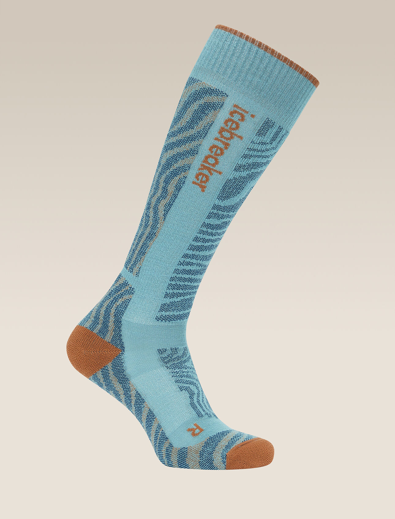 Chaussettes Ski+ Medium Over The Calf en mélange de mérinos, Mountain Contour Femmes Chaussettes de ski à coussinage complet conçues pour skier en station ou en pleine montagne, les mi-bas grammage moyen mélange mérinos Ski+ Mountain Contour sont composés dun mélange durable et respirant à base de laine mérinos. L’imprimé s’inspire des lignes complexes des montagnes.