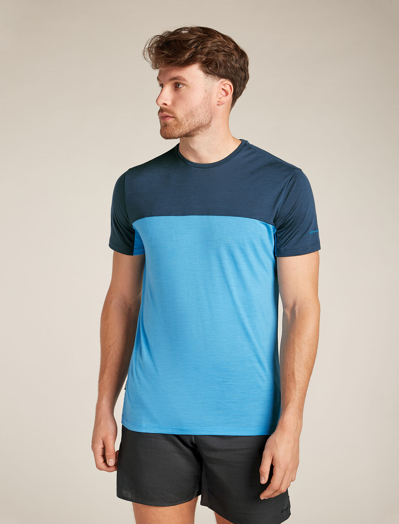 Mens Merino Blend 125 Cool-Lite™ Sphere Short Sleeve T-Shirt Colour Block Soft, comfortable and versatile for a wide variety of active pursuits, the Merino 125 Cool-Lite™ Sphere III Short Sleeve Tee Colour Block features our lightweight Cool-Lite™ merino jersey. The two-tone colour blocking provides a more active look and feel.