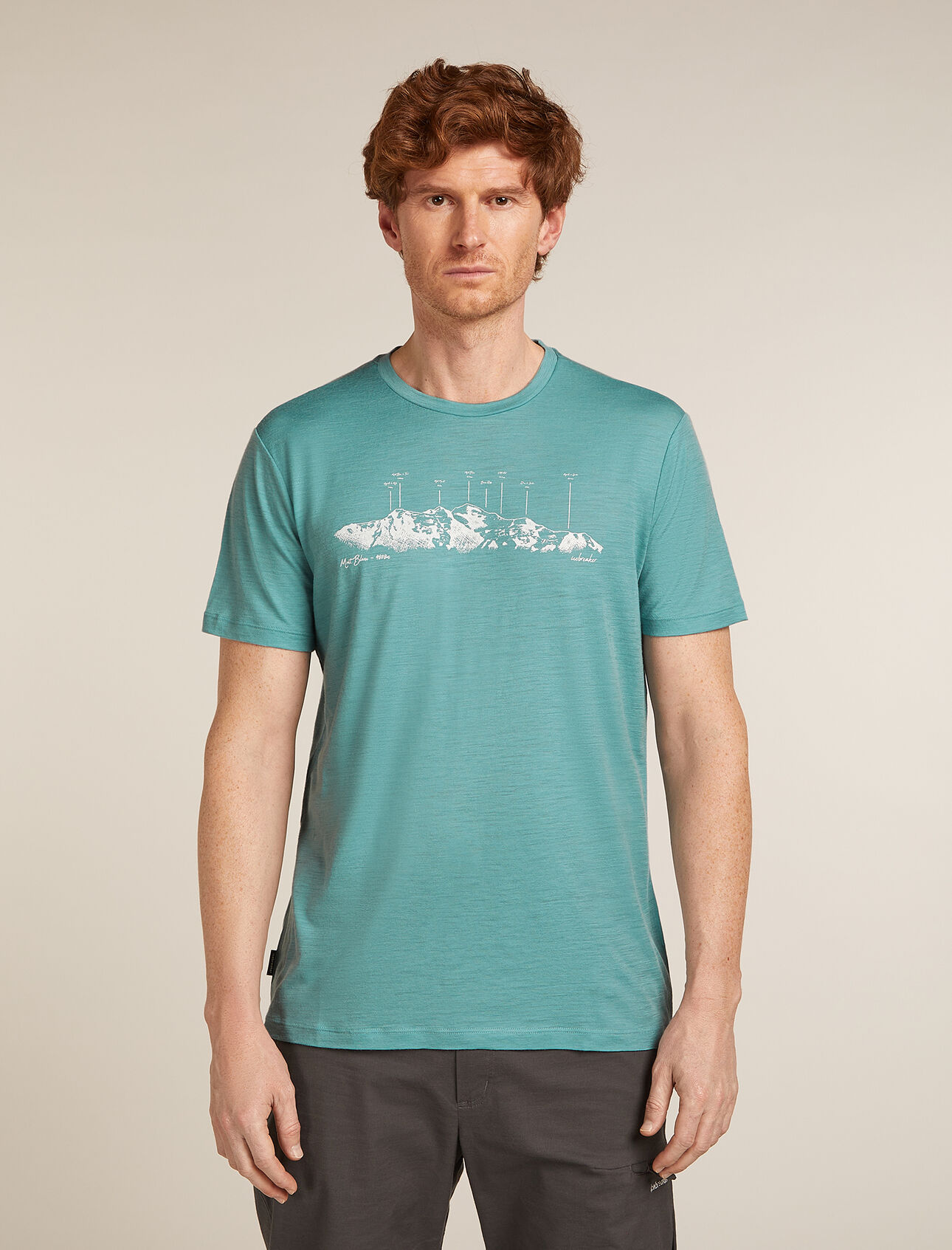 Herr 150 Tech Lite kortärmad t-tröja i merino The Peaks Our most versatile tech tee that provides comfort, breathability and odour-resistance for four seasons worth of adventure, the Merino 150 Tech Lite Short Sleeve Tee The Peaks features 100% merino fabric for all-natural performance. The original artwork features a hand-drawn sketch of the Mont Blanc Massif, highlighting the elevation and peaks of the Alps.