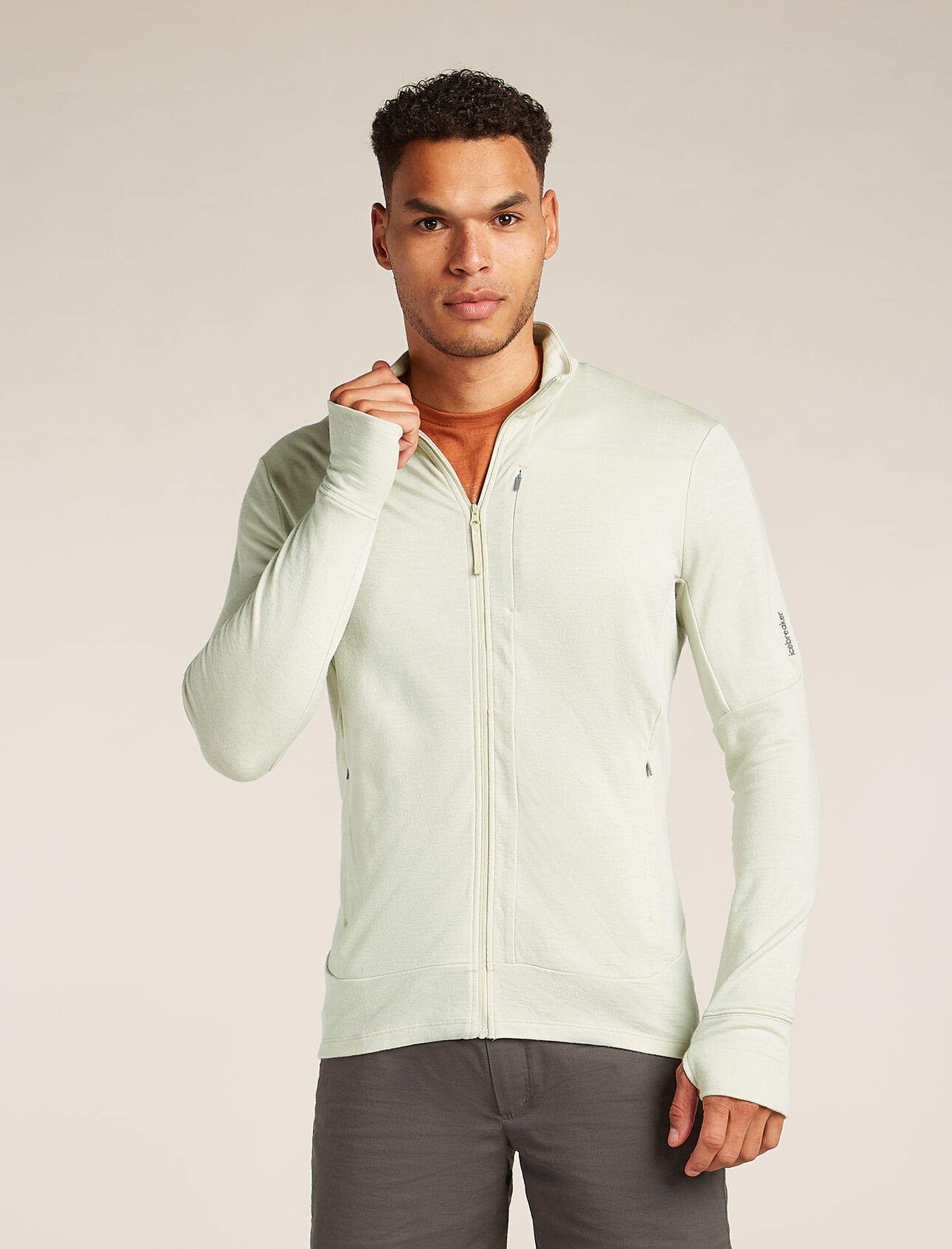 Heren 260 Quantum jas met lange mouwen en rits van merinowol De Merino 260 Quantum mid layer met lange mouwen en rits is ideaal voor technische bergavonturen zoals hiking, skiën en klimmen. De slim fit top is van nature geurbestendig en reguleert je lichaamstemperatuur dankzij de 100% merinowol.  