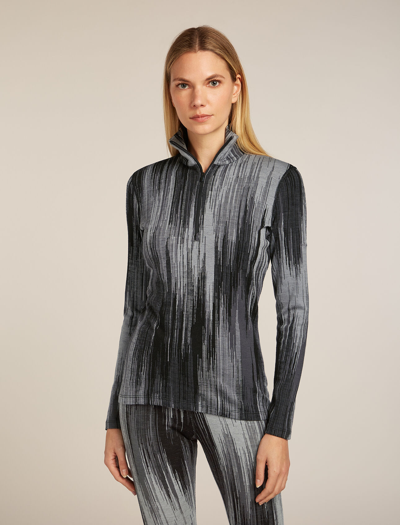 Chandail thermique demi-zippé à manches longues Vertex Merino 260 Tech Peak Femmes Un haut de base chaud en mérinos avec un tissu à motif jacquard unique, le haut à manches longues et demi fermeture éclair Merino 260 Vertex Peak AOP est une pièce incontournable pour la superposition hivernale — idéale pour le ski, les randonnées en raquettes et autres activités par temps froid. Le motif texturé sur toute la surface explore l’élévation des sommets montagneux. 