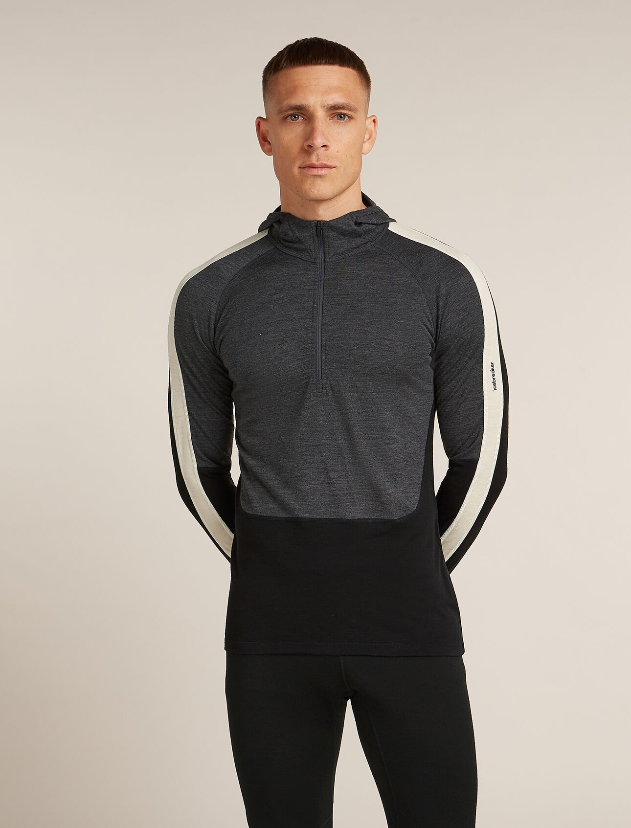 Merino 200 Oasis+ Langarm-Thermo-Hoodie mit halbem Reißverschluss Herren Der 200 Oasis+ Long Sleeve Half Zip Hoodie ist eine edle, sportlichere Version unseres meistverkauften Baselayers und ein vielseitiges Oberteil, das die perfekte Grundlage für dein ganzjähriges Layering-System bildet. 