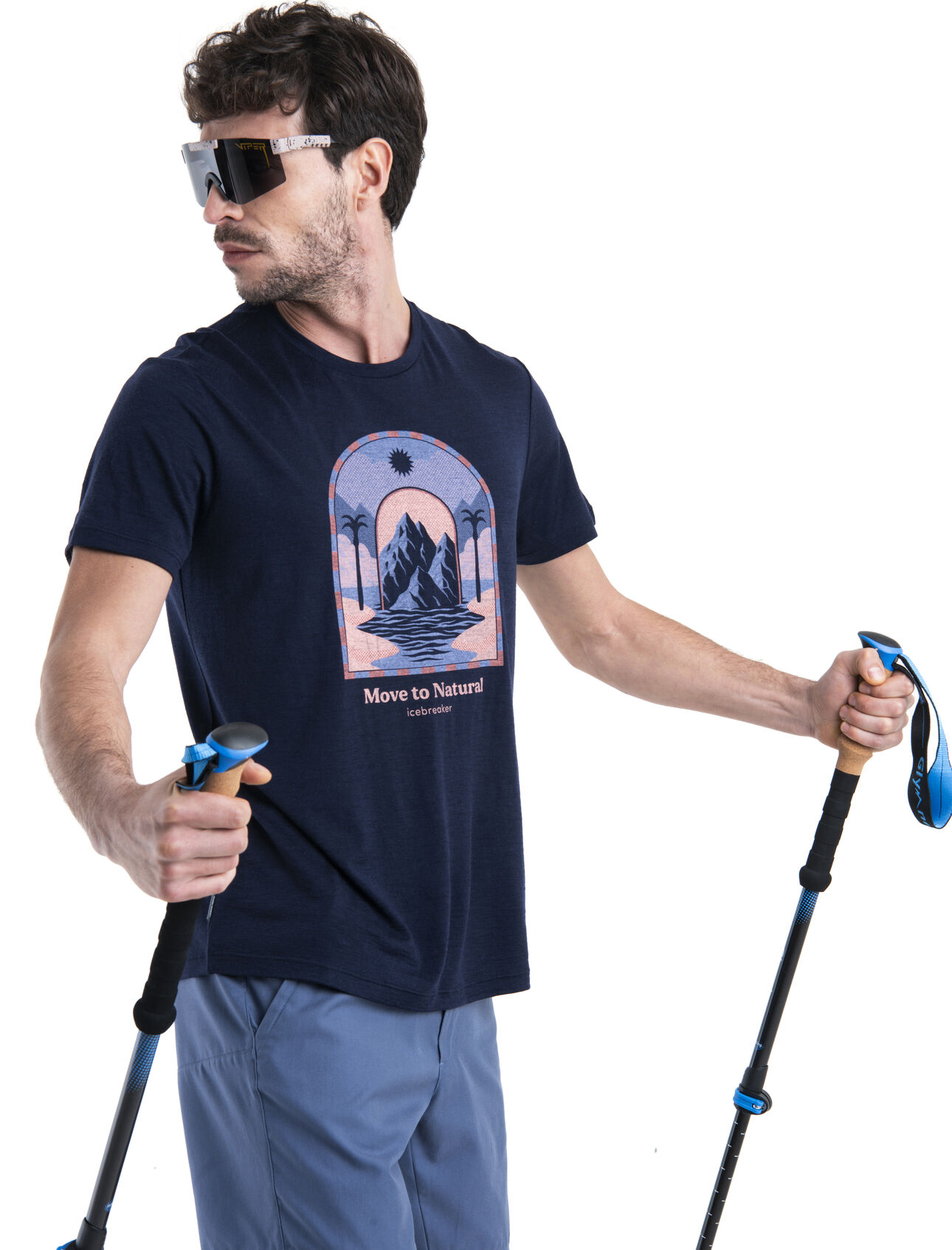 Merino 150 Tech Lite III T-Shirt Mountain Gateway Herren Unser vielseitiges technisches Merino T-Shirt bietet Komfort, Atmungsaktivität und Geruchsneutralität für Abenteuer in allen vier Jahreszeiten, das Merino 150 Tech Lite III T-Shirt Mountain Gateway bietet die natürliche Performance von 100% Merinowolle. Der künstlerische Originalprint von Marcus Watson repräsentiert das bevorstehende Abenteuer. 