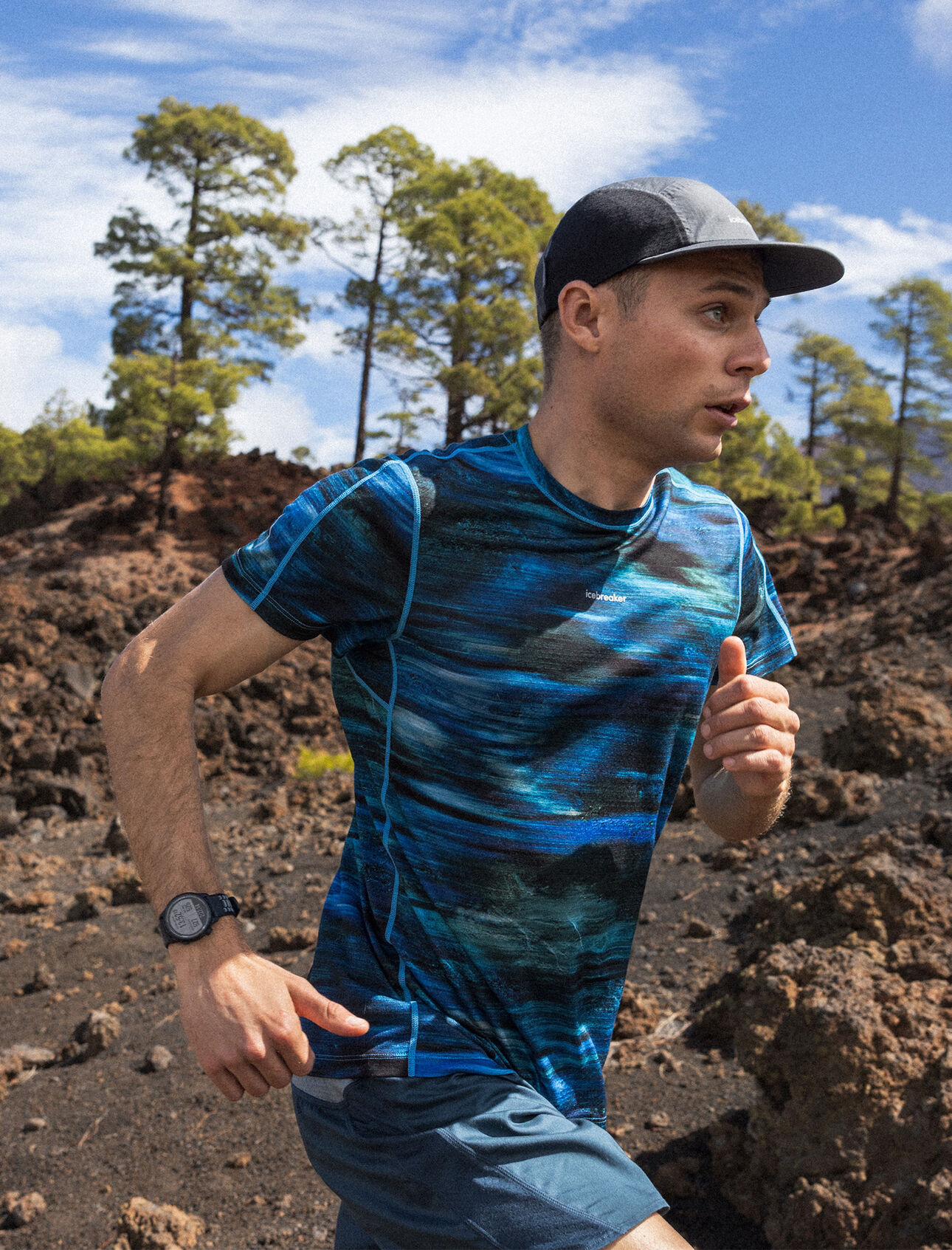 Mens Merino Blend 125 Cool-Lite™ Speed Short Sleeve T-Shirt Fusion Our lightest, most breathable performance tee featuring Cool-Lite™ eyelet mesh throughout, the Merino Blend 125 Cool-Lite™ Speed Short Sleeve Tee Fusion AOP is ideal for running and any other high-intensity pursuits in warm conditions. The all-over print explores the energy of nature and the power of running the trail.