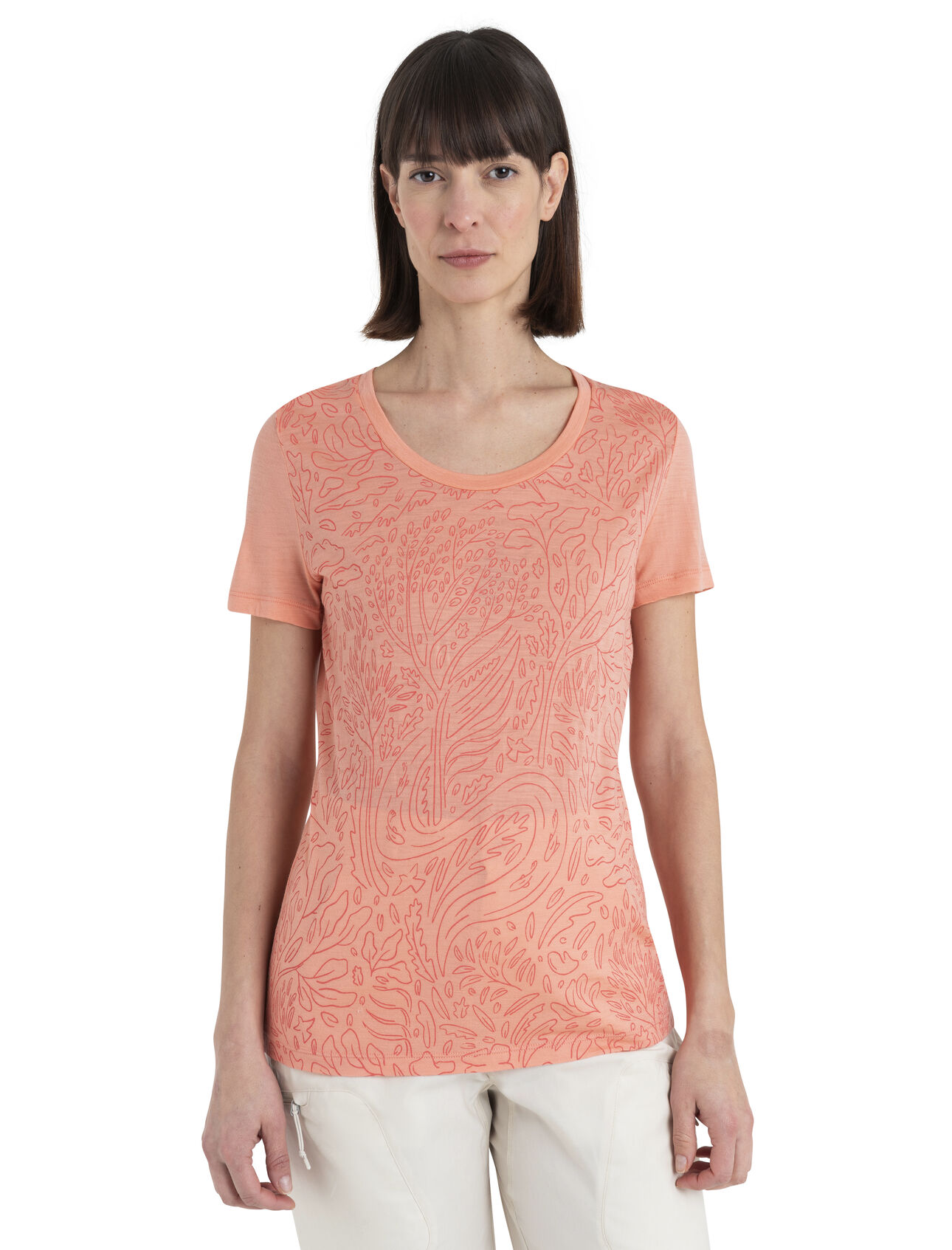 T-shirt encolure dégagée mérinos 150 Tech Lite III Through the Woods Femme Haut technique ultra-polyvalent vous apportant confort, respirabilité et résistance aux odeurs dans vos aventures tout au long de l’année, le t-shirt manches courtes encolure dégagée Tech Lite III Through the Woods est composé de laine 100 % mérinos pour une performance naturelle. Création d’Ami Rogers, l’illustration dynamique représente l’énergie et les émotions de la nature sauvage : arbres, plantes, rivières, oiseaux, poissons et montagnes.
