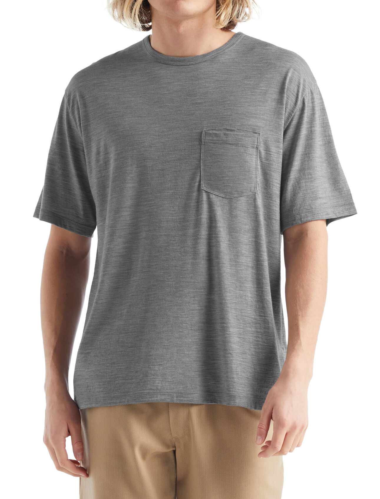 Herr Granary kortärmad t-shirt i merino med ficka Granary kortärmad t-shirt med ficka är en klassisk tröja med en avslappnad passform och mjuk, ventilerande 100% merinoull. Det är ett självklart plagg för vardaglig komfort och stil. 