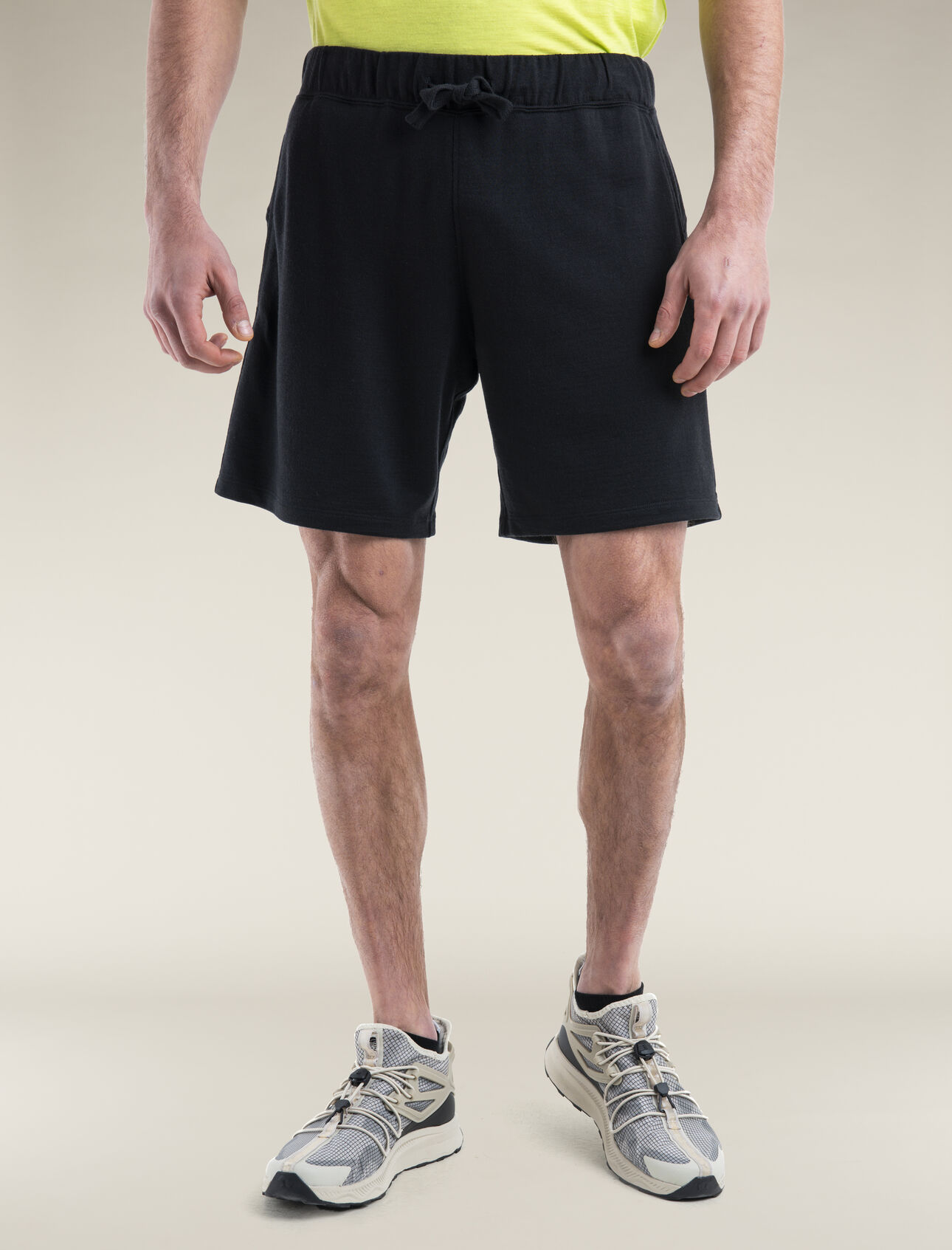 Pantaloncini in misto di lana merino Shifter II Uomo Versione moderna dei classici pantaloncini di felpa grazie al tessuto Eucaform che unisce lana merino e TENCEL™ Lyocell, i Pantaloncini Shifter II sono disegnati e messi a punto per regalare comfort tutti i giorni. 