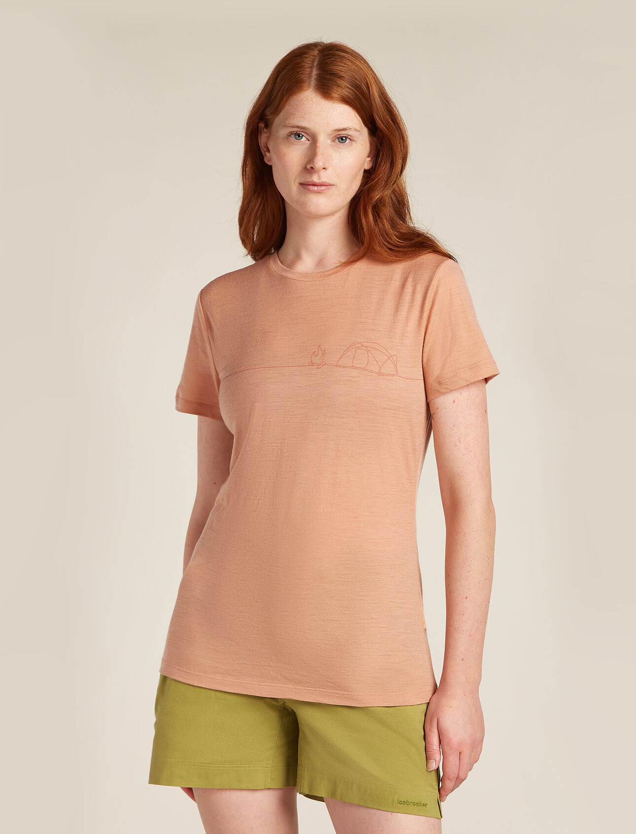 T-shirt manches courtes mérinos 150 Tech Lite Single Line Camp Femmes Haut technique ultra-polyvalent vous apportant confort, respirabilité et résistance aux odeurs dans vos aventures tout au long de l’année, le t-shirt manches courtes mérinos 150 Tech Lite Single Line Camp est composé de tissu 100 % mérinos pour une performance naturelle. Le motif original présente un effet imprimé en pointillé illustrant la lumière matinale frappant deux sommets montagneux. 