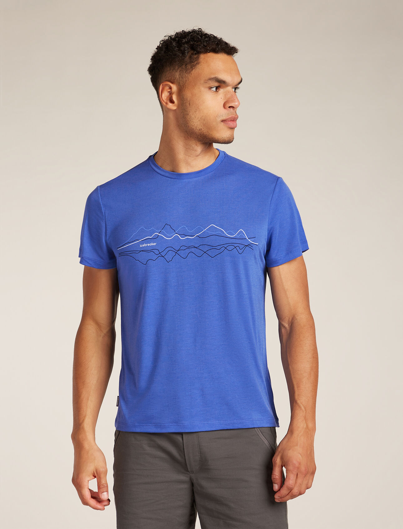 Merinomix Core Kurzarm T-Shirt icebreaker Herren A streamlined, classic-fit T-shirt made with a blend of sustainable TENCEL™ Lyocell and merino wool fibres, the Merino Core Short Sleeve Tee Icebreaker offers optimal breathability, comfort and odour resistance for everyday adventures. The original artwork embodies icebreakers connection to mountain silhouettes around the world. 