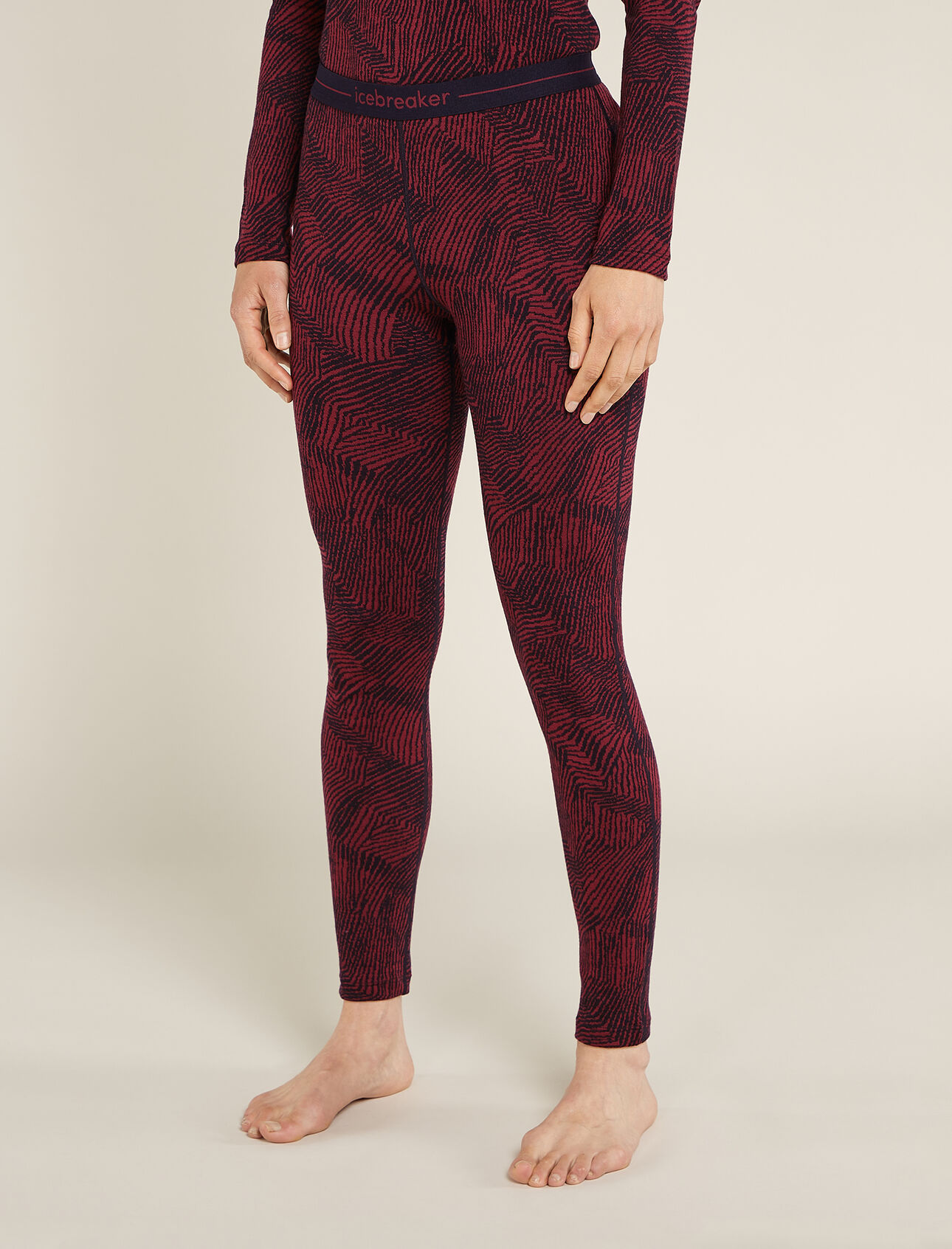 Merino 260 Vertex Thermo-Leggings Frozen Forms Damen Eine unglaublich warme Base Layer Leggings aus 100% Merinowolle (außer Elastikbund) mit einzigartigem Jacquardmuster, die Merino 260 Vertex Leggings Frozen Forms ist der perfekte Layer für ein Winterschichtensystem – ideal zum Skifahren, Schneeschuhwandern und für andere Kaltwetterabenteuer. Das strukturelle Muster soll die Bildung von Eis darstellen, wenn die Wintertemperaturen zu sinken beginnen. 