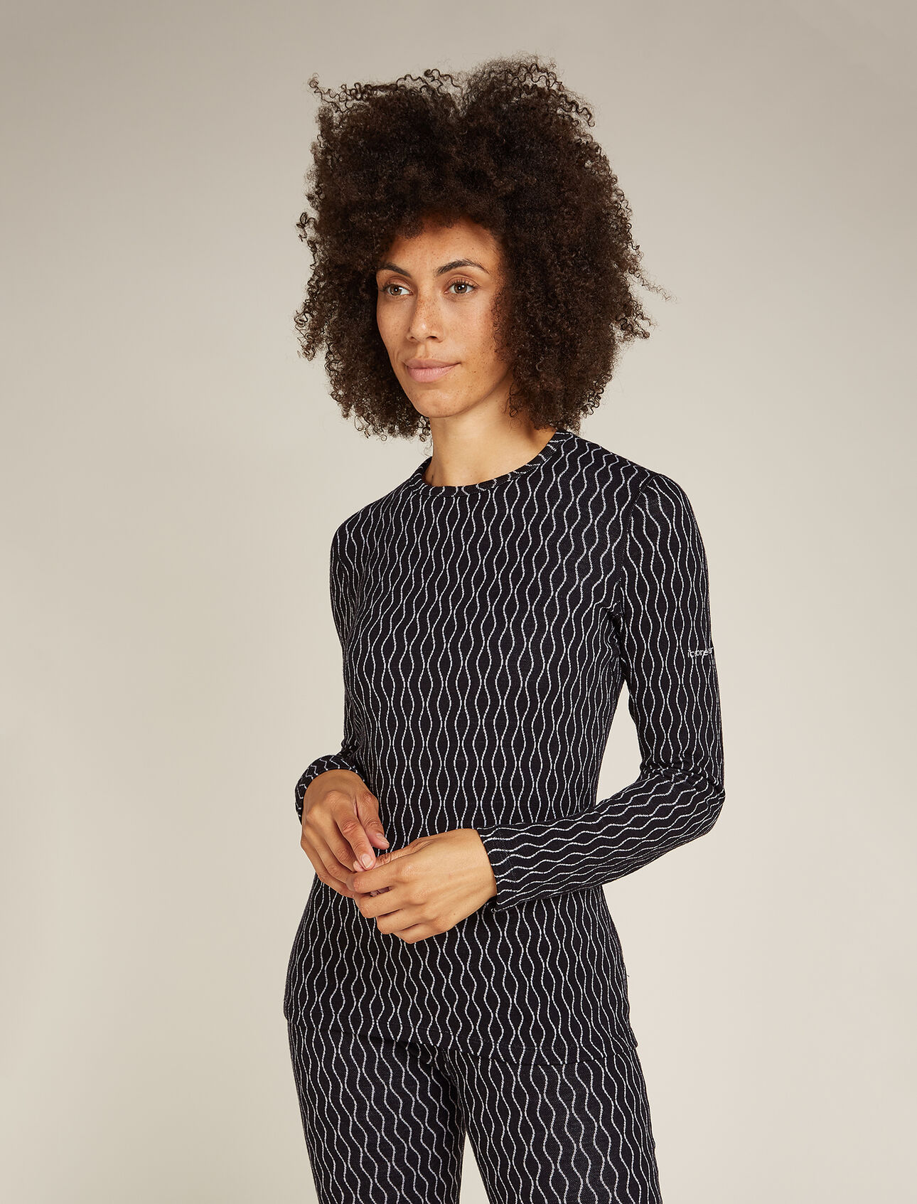 para mujer Camiseta térmica de manga larga Merino 260 Vertex Crewe On-Piste La camiseta de manga larga Merino 260 Vertex Crewe On-Piste es una capa base de lana merina increíblemente cálida con un estampado jacquard único y constituye una prenda versátil para combinar con otras durante el invierno: ideal para esquiar, caminar con raquetas y otras actividades en días fríos. El sencillo motivo hace referencia a las delicadas curvas que forman los esquís al descender una montaña. 