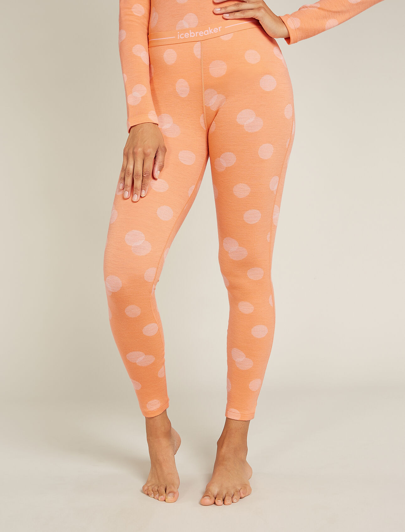 Womens Merino 260 Vertex Thermal Leggings Falling Flakes Incredibly warm 100% Merino wool (excluding waistband) base layer bottoms with a unique jacquard pattern, the Merino 260 Vertex Leggings Falling Flakes are a go-to piece for winter layering—ideal for skiing, snowshoeing and other cold-weather pursuits. The seasonal spot pattern evokes the falling snow we all anticipate.