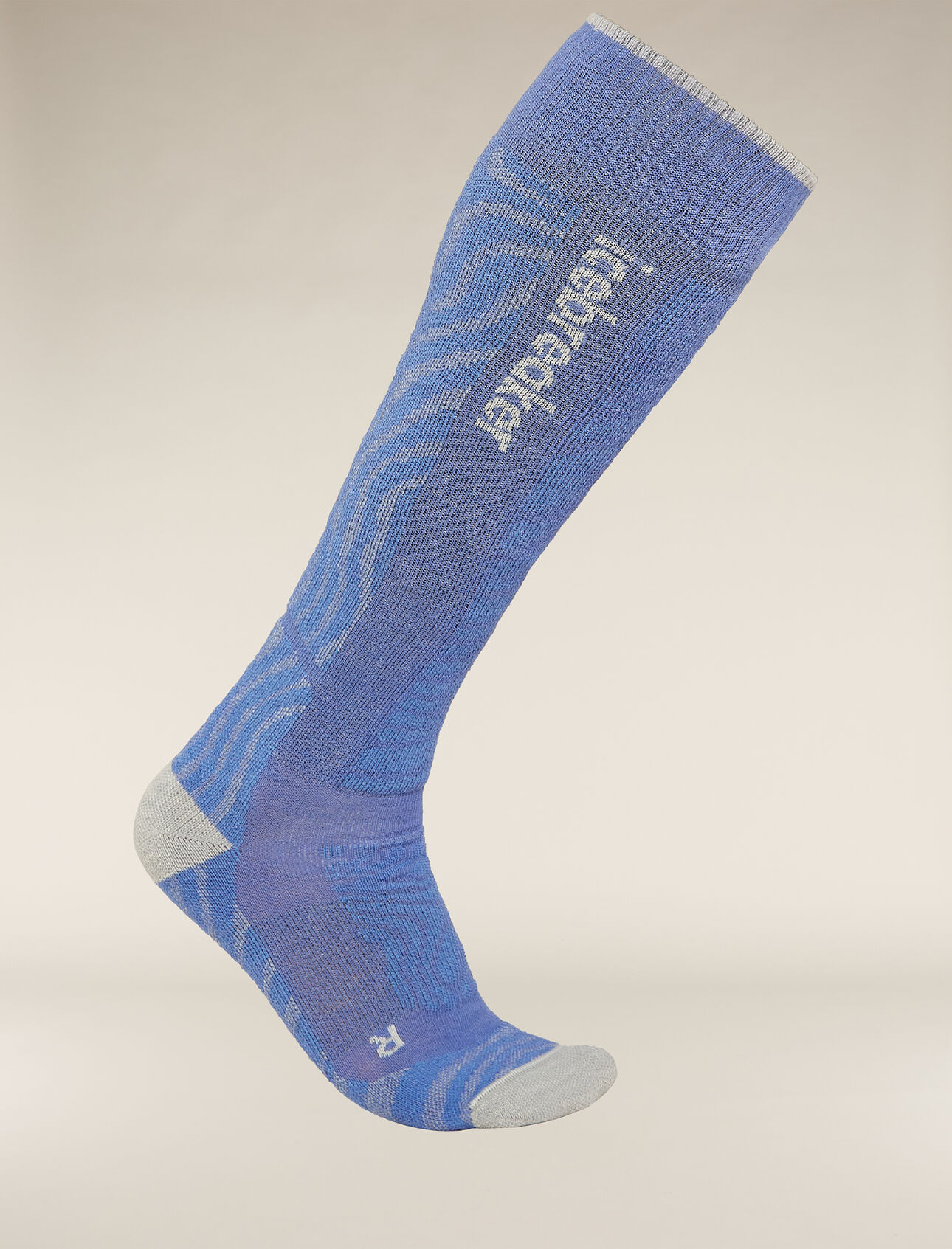 Merinomix Skistrümpfe+ Medium Mountain Contour Herren Umfassend gepolsterte Skisocken, die sich für die Piste und für Skitouren perfekt eignen, die Merinomix Skistrümpfe+ Medium Mountain Contour bestehen aus einer robusten und atmungsaktiven Merinomischung. Der Allover-Print ist von den ausgeklügelten Mustern der Höhenlinien eines Berges inspiriert.