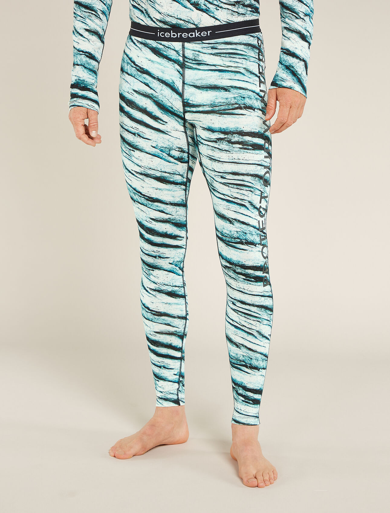 Merino 200 Oasis Thermo-Leggings Protect Our Winters Herren Der Maßstab, an dem alle anderen gemessen werden, die Merino 200 Oasis Leggings Protect Our Winters AOP dient das ganze Jahr über bei sämtlichen Aktivitäten als funktioneller Layer. Die Leggings wird mit unserem äußerst vielseitigen Jerseystoff aus 100% Merinowolle (außer Elastikbund) gefertigt.  Diese Leggings ist Teil einer Collab Capsule-Kollektion mit Protect Our Winters. Der Allover-Print ist von der Schönheit und Zerbrechlichkeit der Gletscher angesichts des Klimawandels inspiriert. 