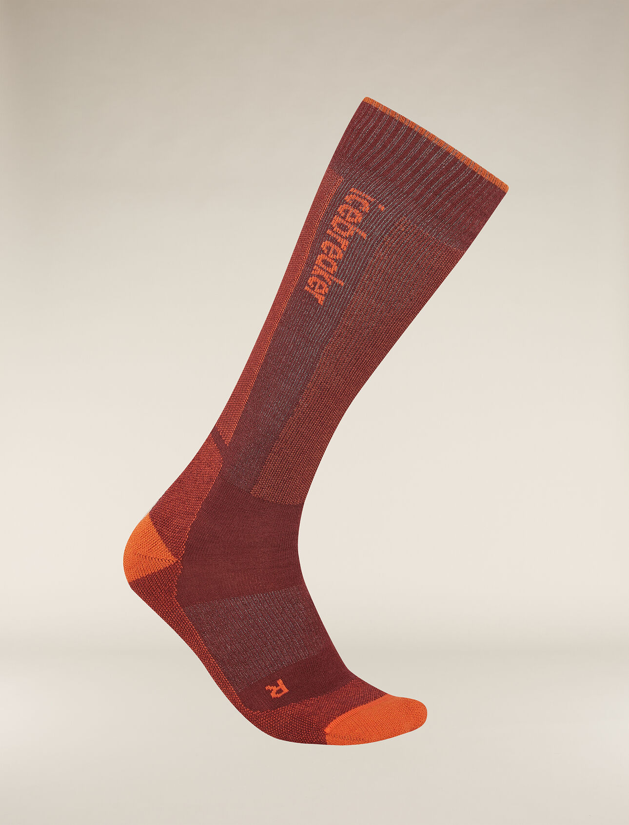 Herr Ski+ lätta knähöga strumpor i merino Ski+ Light Over the Calf strumpor i merino är ett par lätt dämpade skidstrumpor som är tillverkade av en slitstark och ventilerande merinoullblandning. De passar lika bra till skidbacken som offpisten.