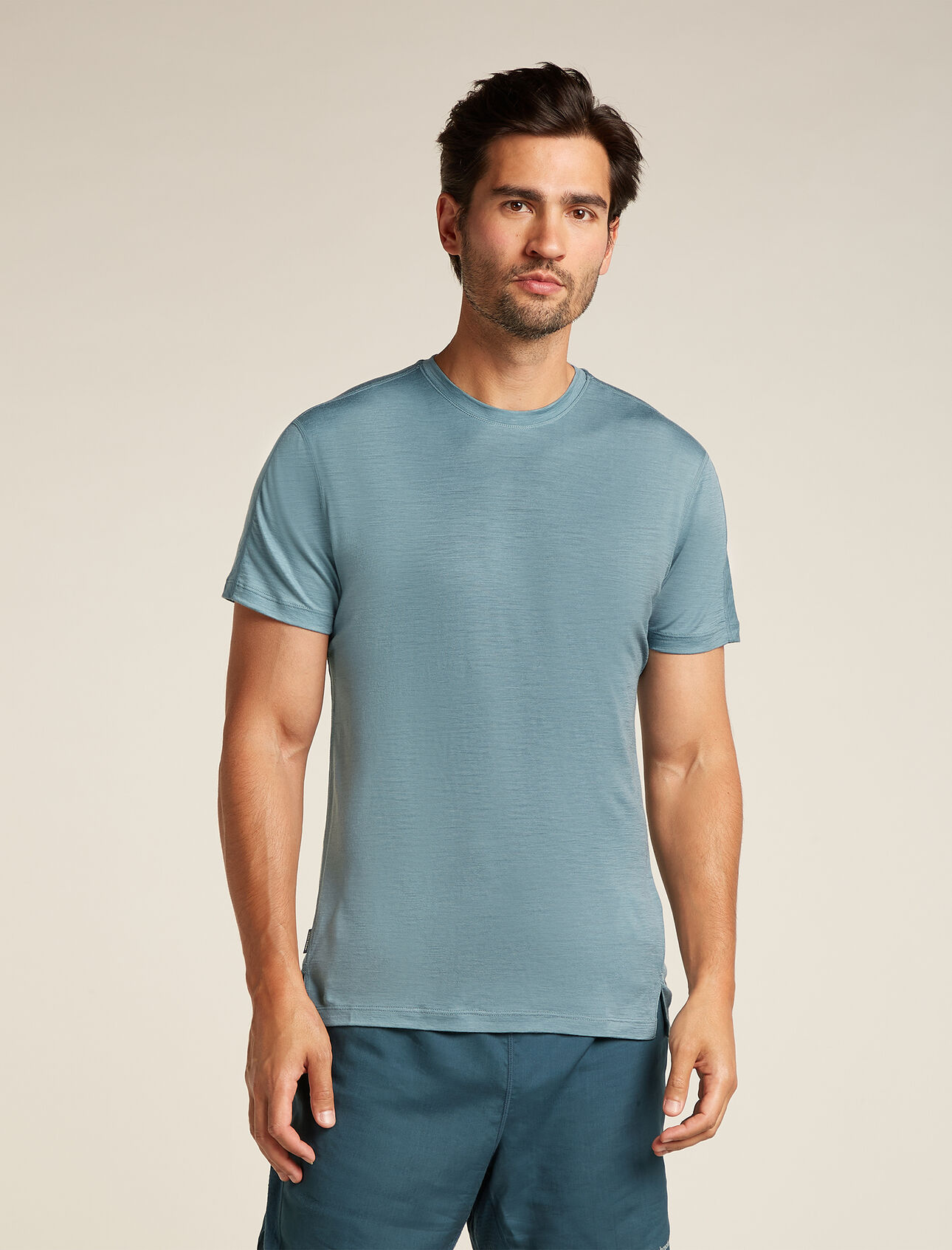 T-shirt 150 MerinoFine™ Ace Homme Haut de performance léger, polyvalent et conçu pour les activités très intenses, le t-shirt manches courtes MerinoFine™ Ace est naturellement thermorégulant et résistant aux odeurs, grâce à son tissu entièrement composé de fibres ultra-fines de laine mérinos.
