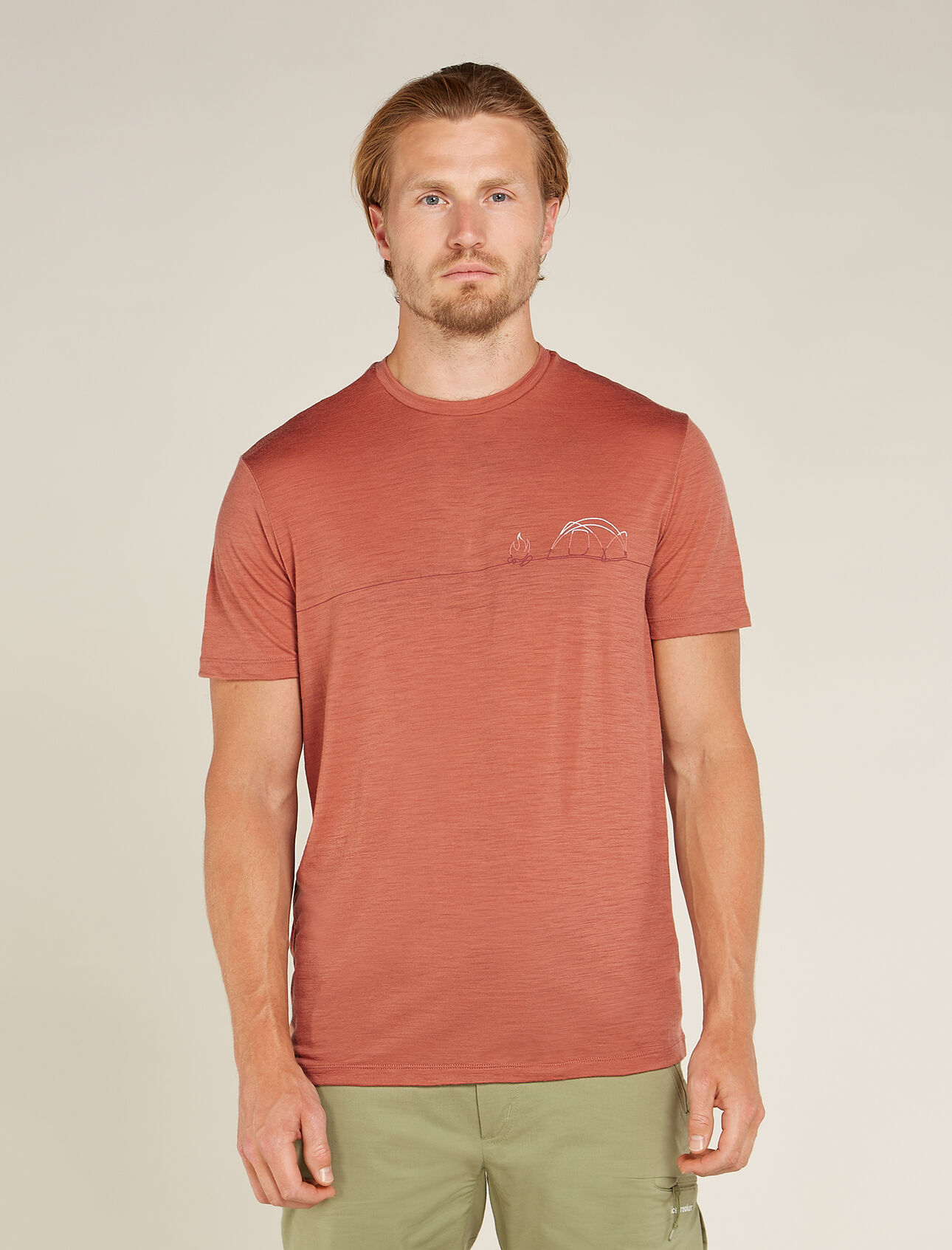 Merino 150 Tech Lite T-Shirt Single Line Camp Herren Unser vielseitiges technisches Merino T-Shirt bietet Komfort, Atmungsaktivität und Geruchsneutralität für Abenteuer in allen vier Jahreszeiten, das Merino 150 Tech Lite T-Shirt Single Line Camp bietet die natürliche Performance von 100% Merinowolle. Der Originalprint zeigt einen gepunkteten Druckeffekt, der an das frühe Morgenlicht erinnert, das auf zwei Berggipfel trifft. 
