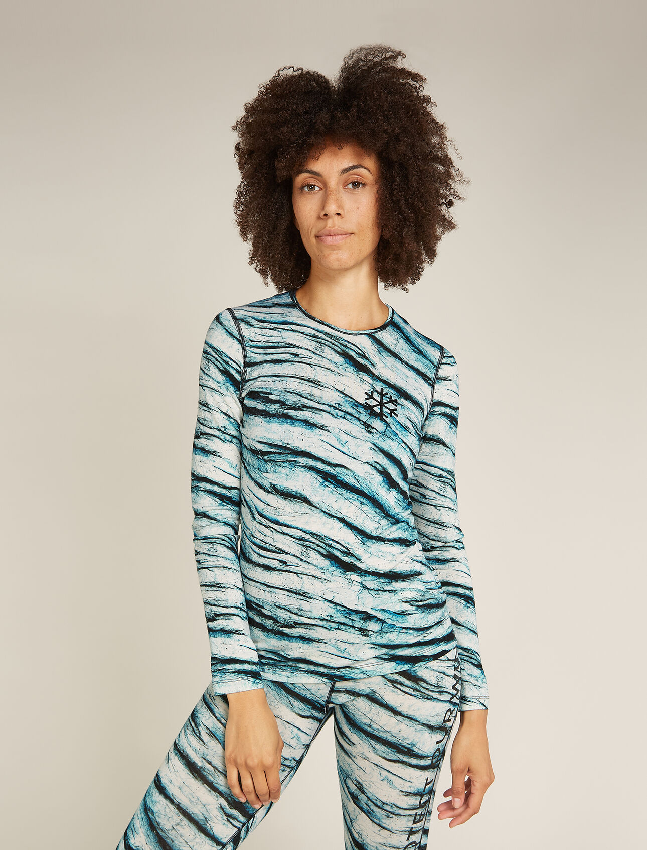 Merino 200 Oasis Long Sleeve Crewe Thermal Top Protect Our Winters Femme Le haut manches longues col rond 200 Oasis Protect Our Winters AOP est une référence parmi les vêtements icebreaker. Composé de notre jersey en laine mérinos ultra-polyvalent, il est idéal pour la superposition lors de vos activités tout au long de l’année. Faisant partie de notre collaboration avec Protect Our Winters, ce t-shirt présente un imprimé inspiré de la beauté des glaciers et de leur fragilité face au changement climatique.  