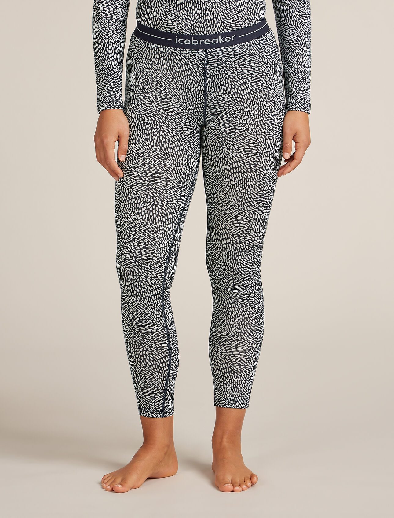 Leggings termini in lana merino 200 Oasis Flock Forms Donna Punto di riferimento per tutti gli altri modelli, i Leggings in lana merino 200 Oasis Flock Forms AOP sono comodi leggings base layer, perfetti come base per il tuo abbigliamento a strati di tutto lanno. L'elegante stampa integrale si ispira alle forme armoniose di un gregge di pecore. 
