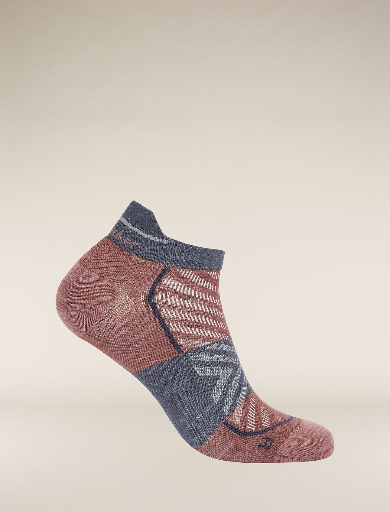 Merino Blend Run+ Ultralight Socken Micro  Herren Dünne, ultraleichte No-show-Laufsocken aus einer technischen Merinomischung, die Merino Run+ Ultralight Micro-Socken eignen sich perfekt zum Laufen über jede Distanz. Ein reflektierender Streifen hinten an der Socke sorgt dafür, dass du bei schwachen Lichtverhältnissen sichtbar bleibst. 