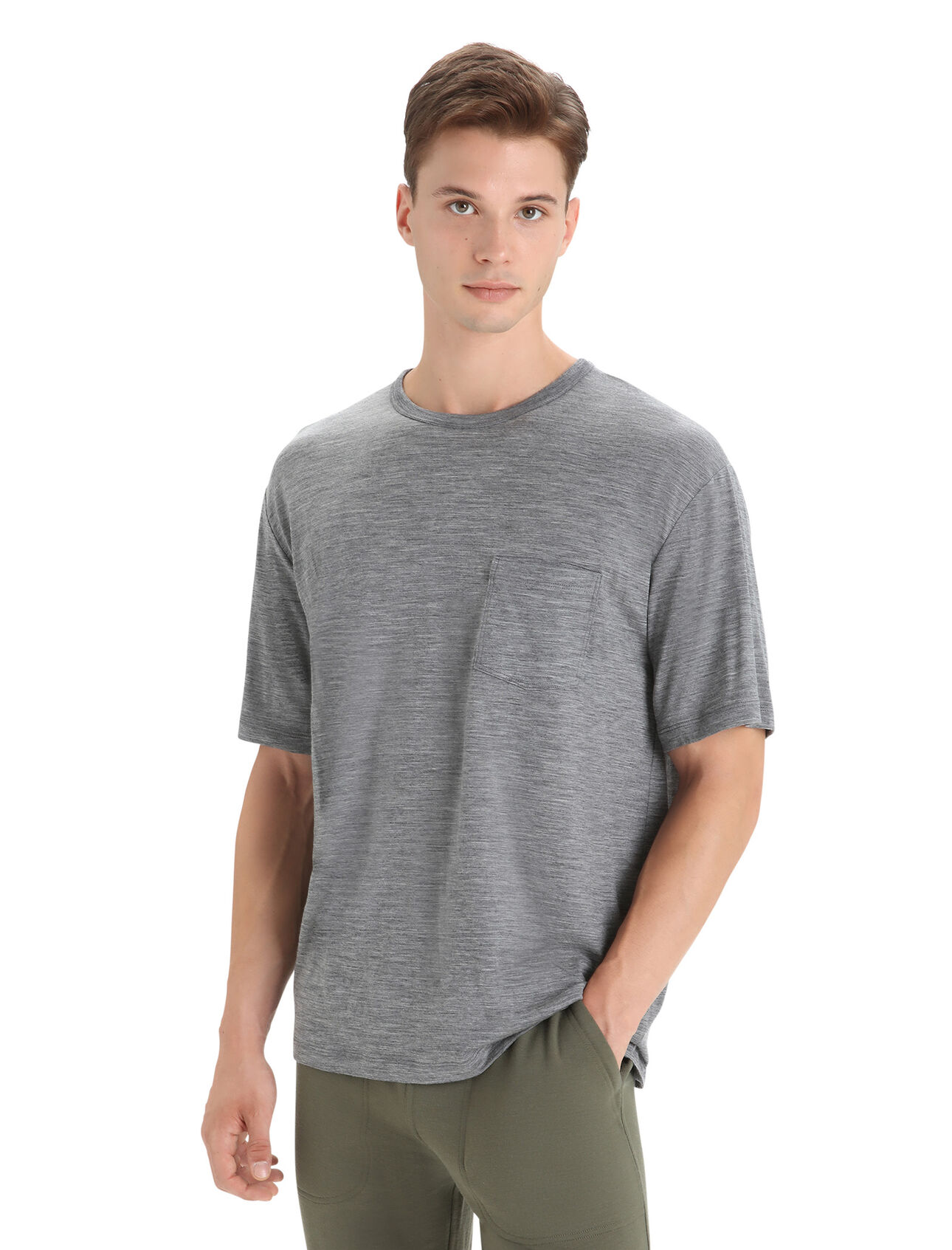 Heren Granary T-shirt met korte mouwen en borstzakje van merinowol De Granary is een klassiek T-shirt met korte mouwen en borstzakje. De top heeft een relaxte pasvorm en is gemaakt van zachte, ademende stof van 100% merinowol. Het stijlvolle T-shirt biedt een alledaags comfort. 